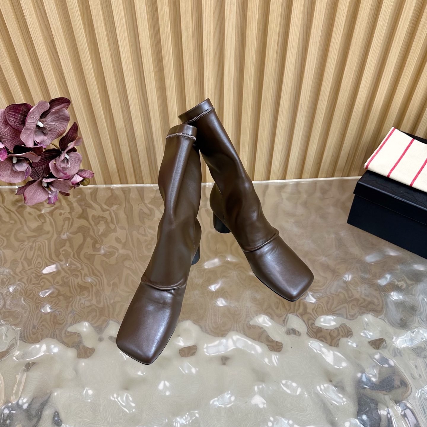 Fall/Winter 2025 Fashion: Unique Boots with Customized Design and Sheepskin Covering - 图片 6