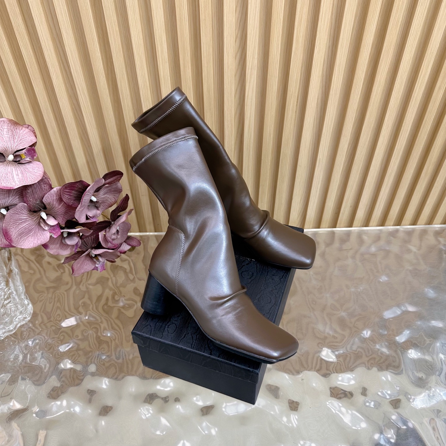 Fall/Winter 2025 Fashion: Unique Boots with Customized Design and Sheepskin Covering - 图片 2