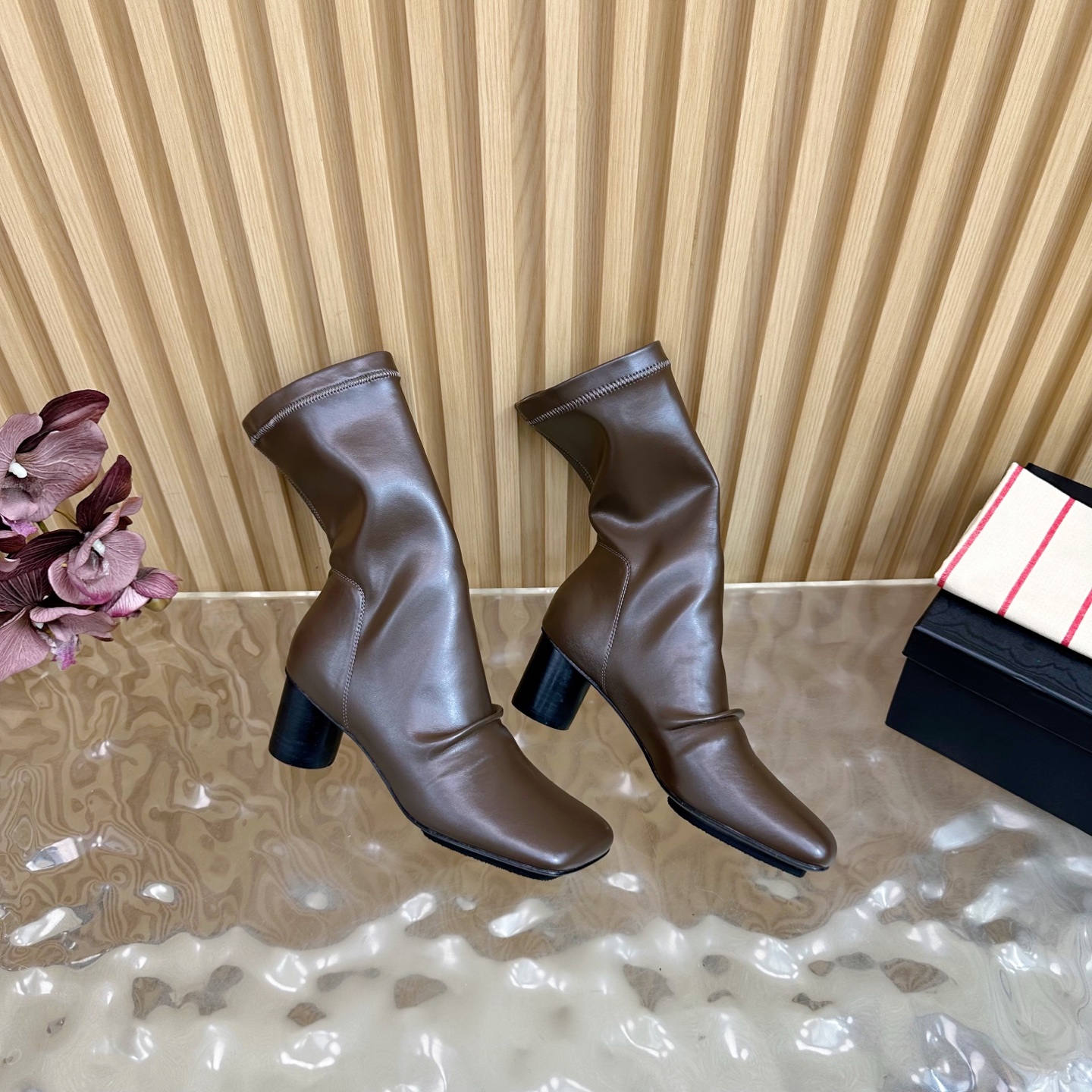 Fall/Winter 2025 Fashion: Unique Boots with Customized Design and Sheepskin Covering - 图片 5