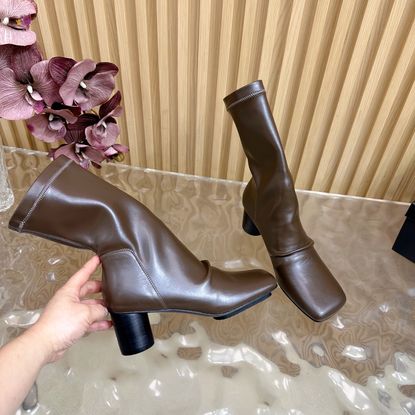 Fall/Winter 2025 Fashion: Unique Boots with Customized Design and Sheepskin Covering - 图片 8