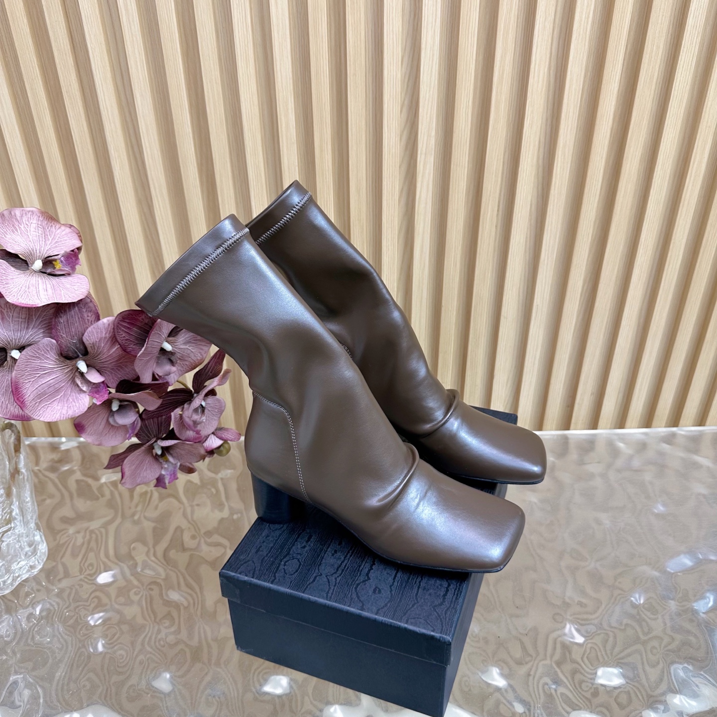 Fall/Winter 2025 Fashion: Unique Boots with Customized Design and Sheepskin Covering