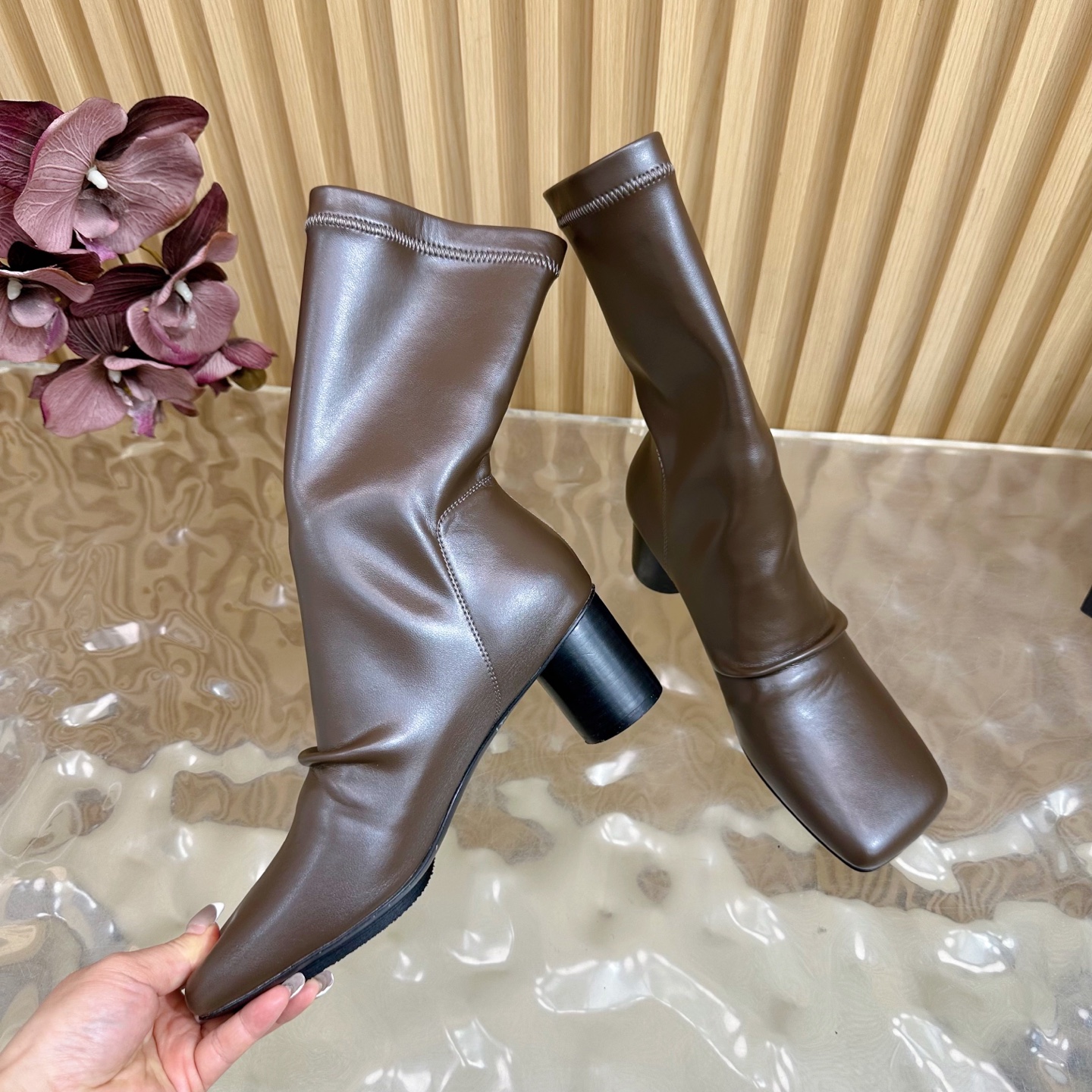 Fall/Winter 2025 Fashion: Unique Boots with Customized Design and Sheepskin Covering - 图片 7