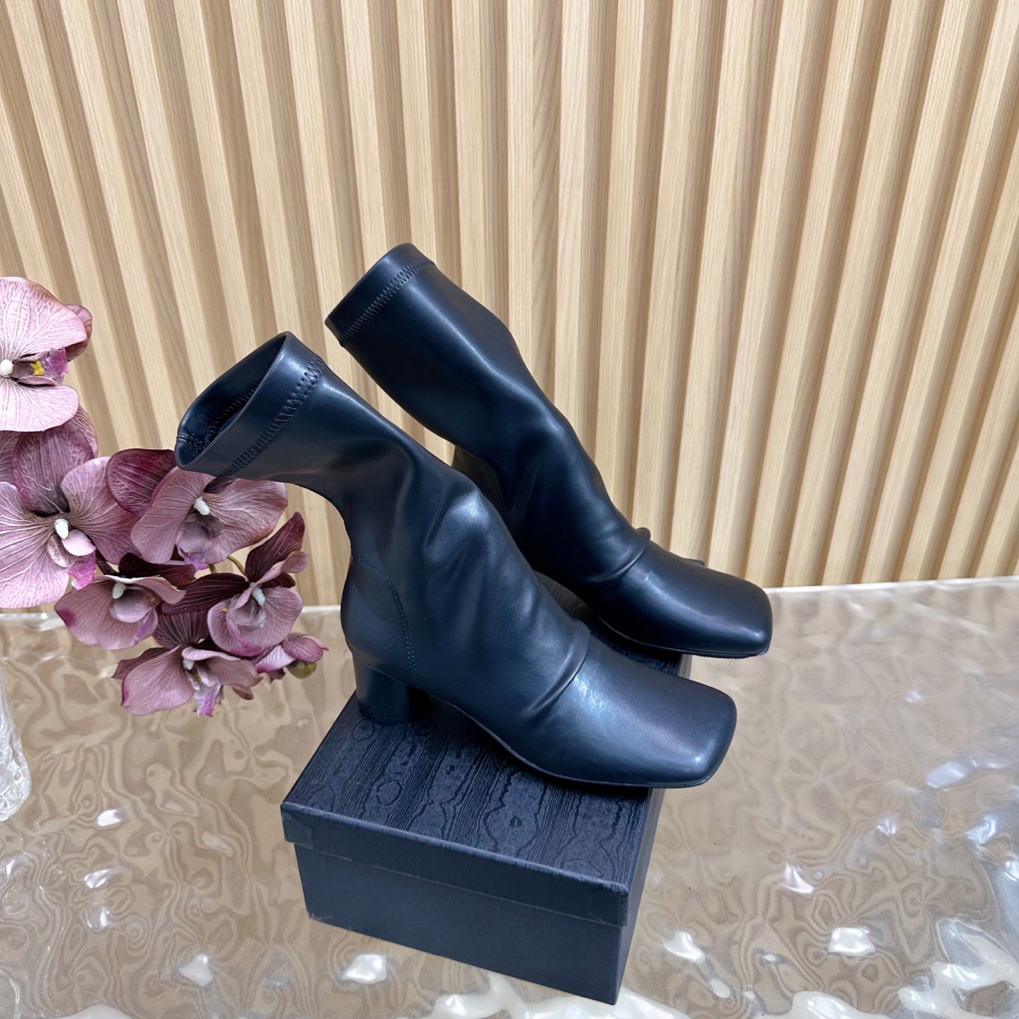 2025 Fall/Winter Collection: Unique, Visual Shock, Customized Fabrics, Sheepskin Details