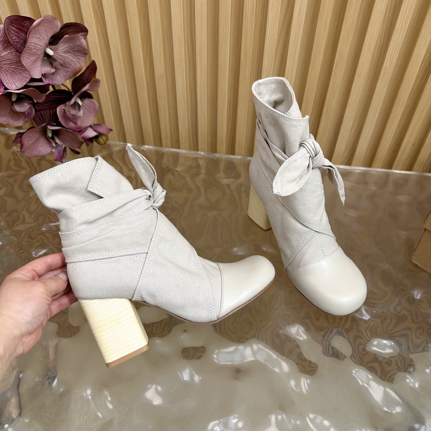 French Elegance: LEMAIRE’s New Butterfly Crushes and Short Boots - 图片 7
