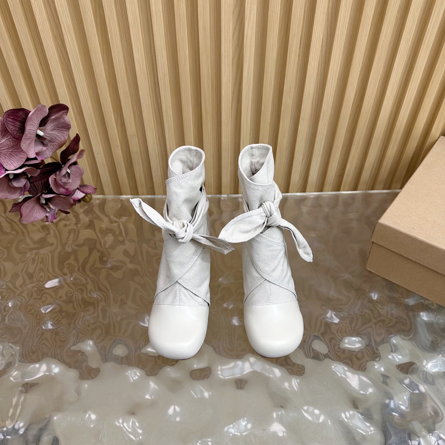 French Elegance: LEMAIRE’s New Butterfly Crushes and Short Boots - 图片 4
