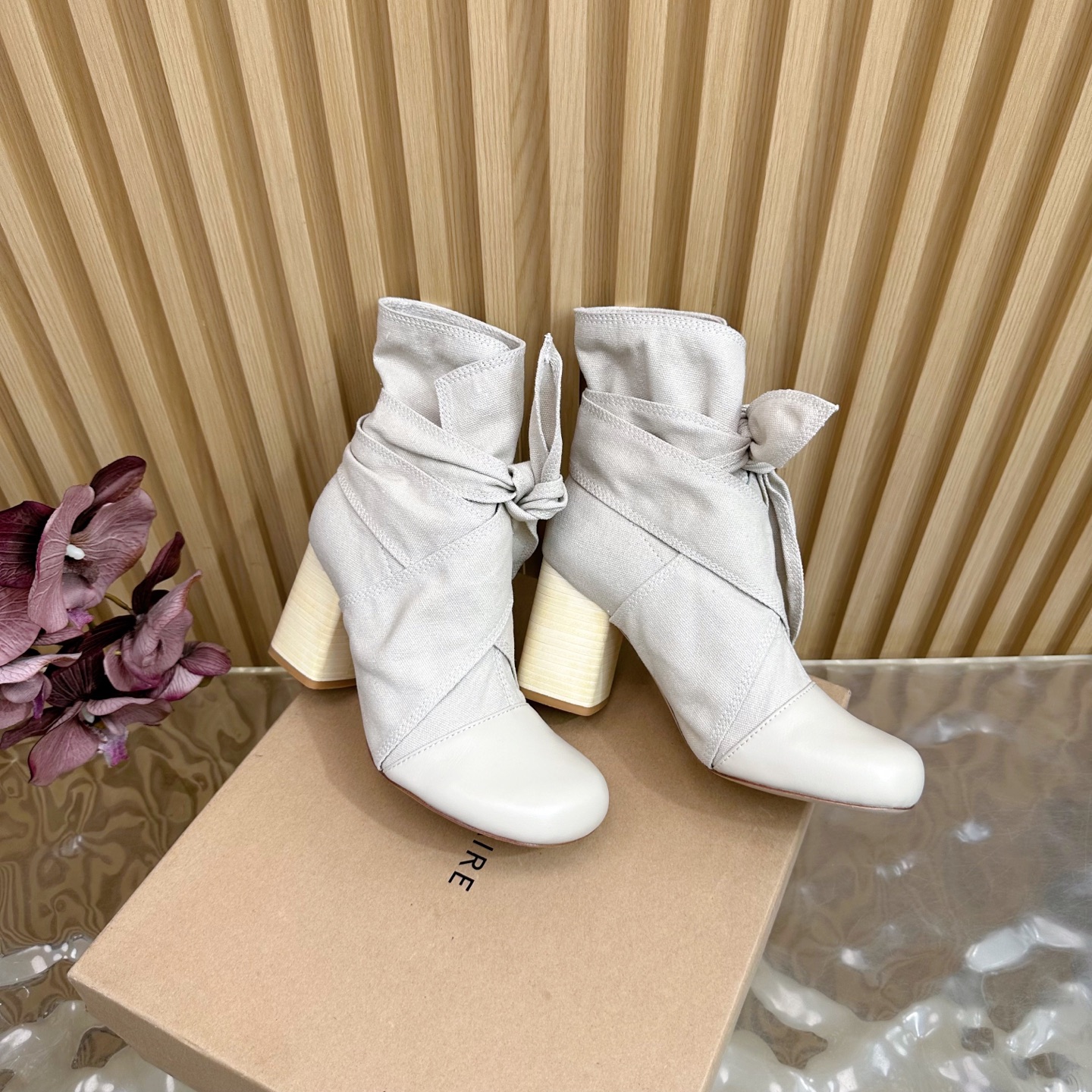 French Elegance: LEMAIRE’s New Butterfly Crushes and Short Boots - 图片 3