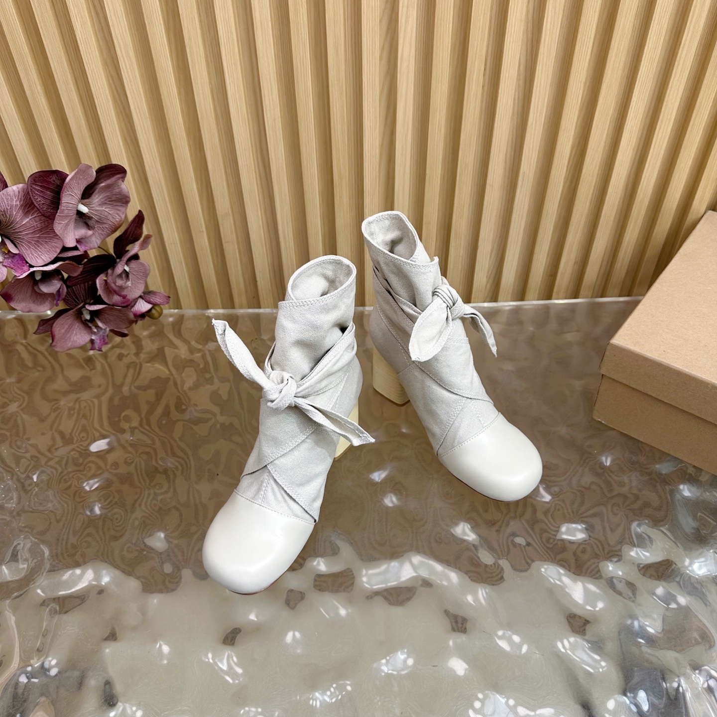 French Elegance: LEMAIRE’s New Butterfly Crushes and Short Boots - 图片 6