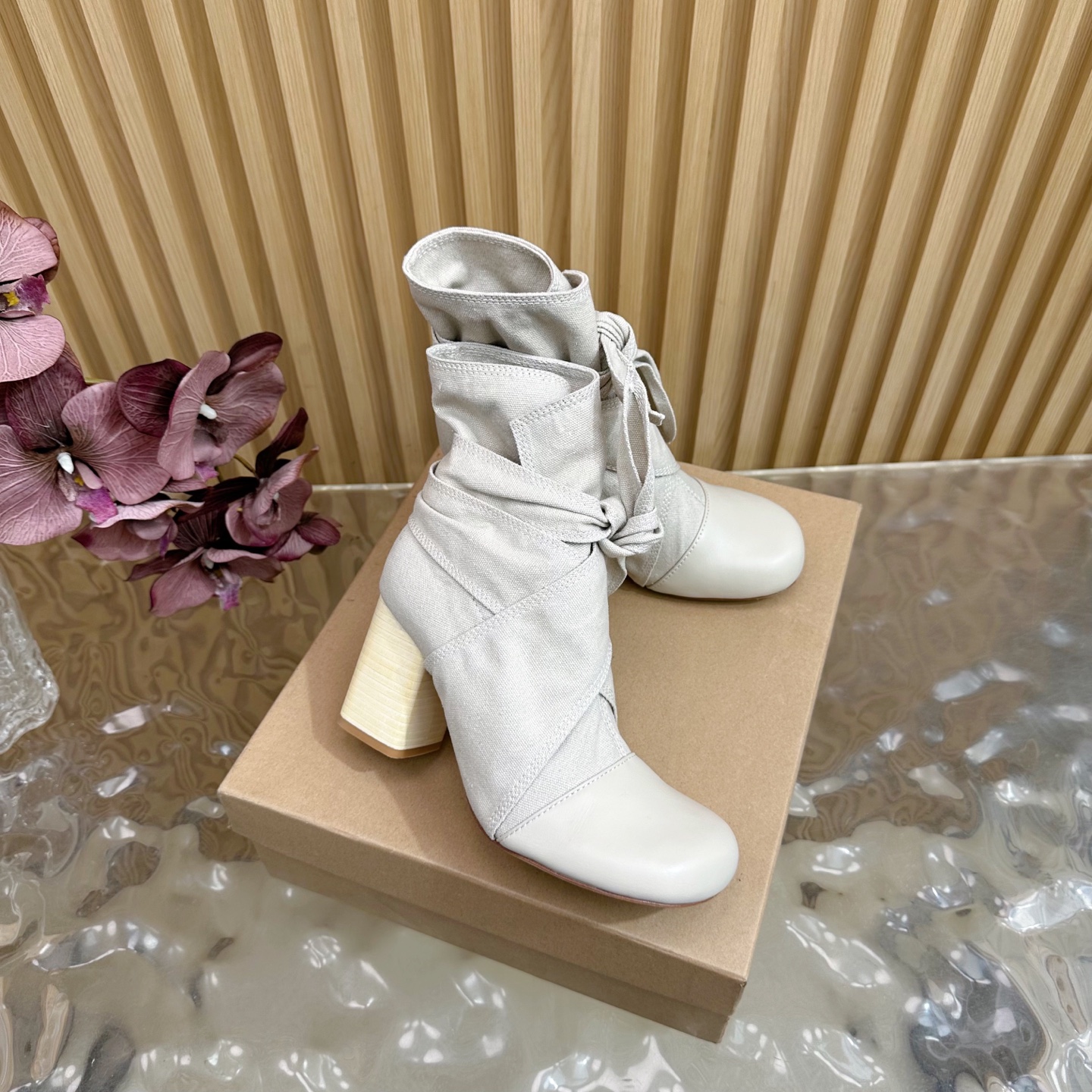 French Elegance: LEMAIRE’s New Butterfly Crushes and Short Boots - 图片 2