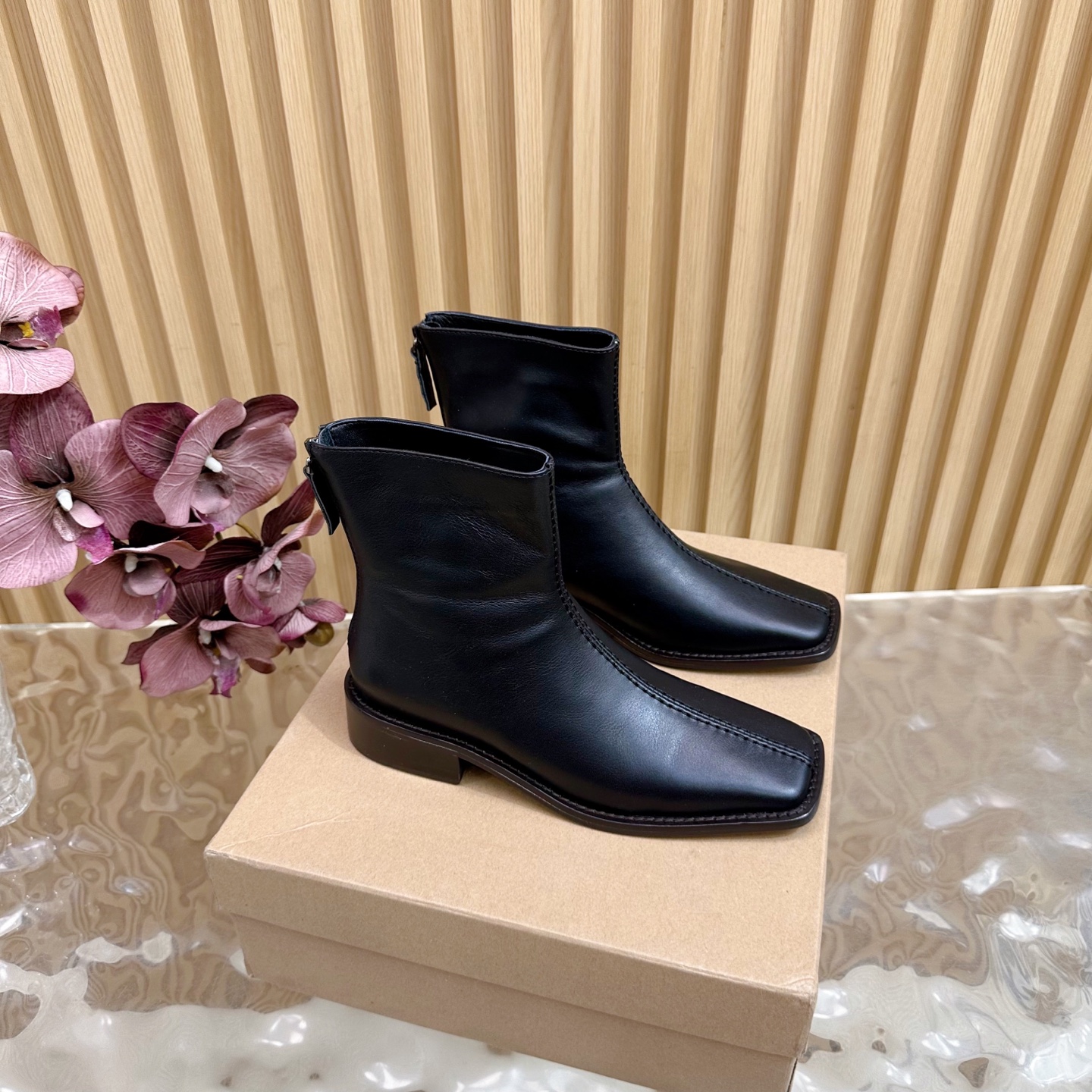 French Elegance in LEMAIRE 25 Shoes: Wrinkled, Soft Leather, Fashionable Balance