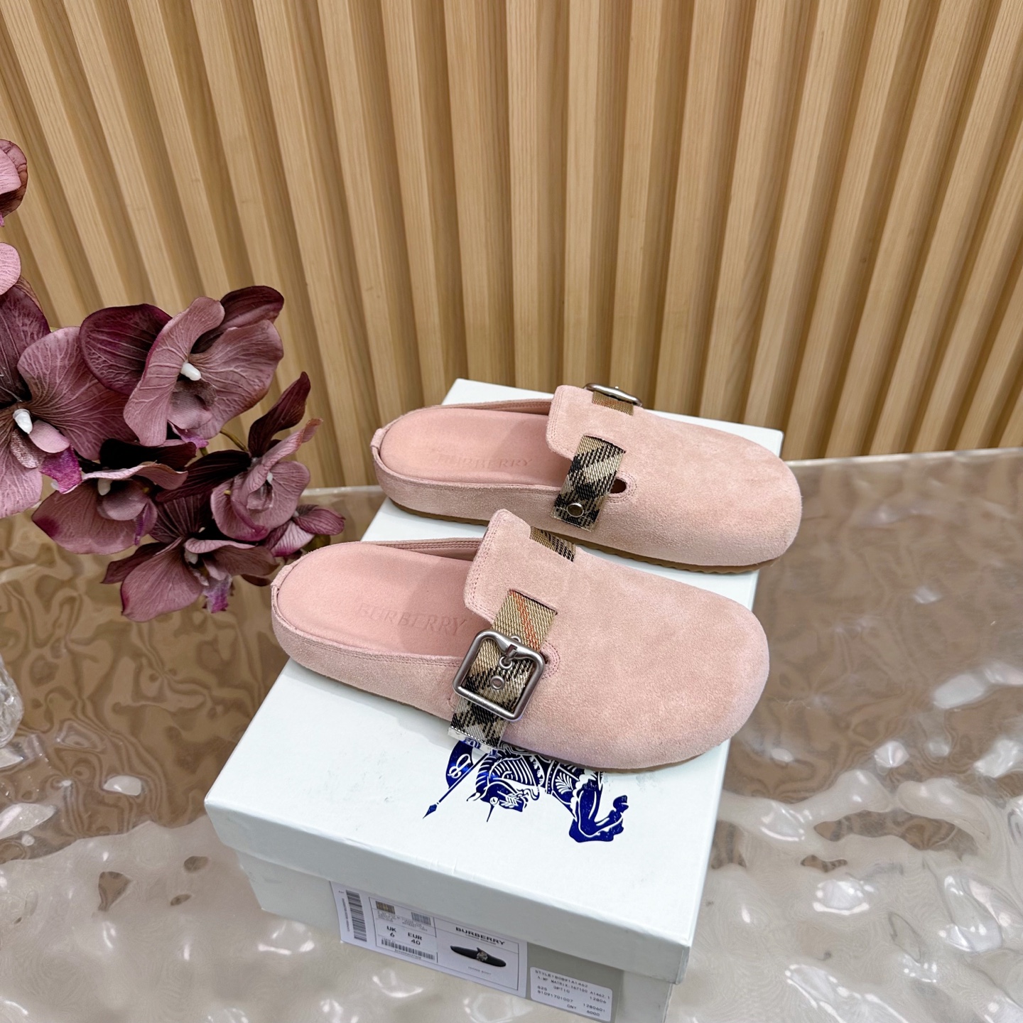 “Burberry 2025 Streetwear: Anti-Fashion Italian Slippers with Pressurized Soles and Brand Logo” - 图片 1