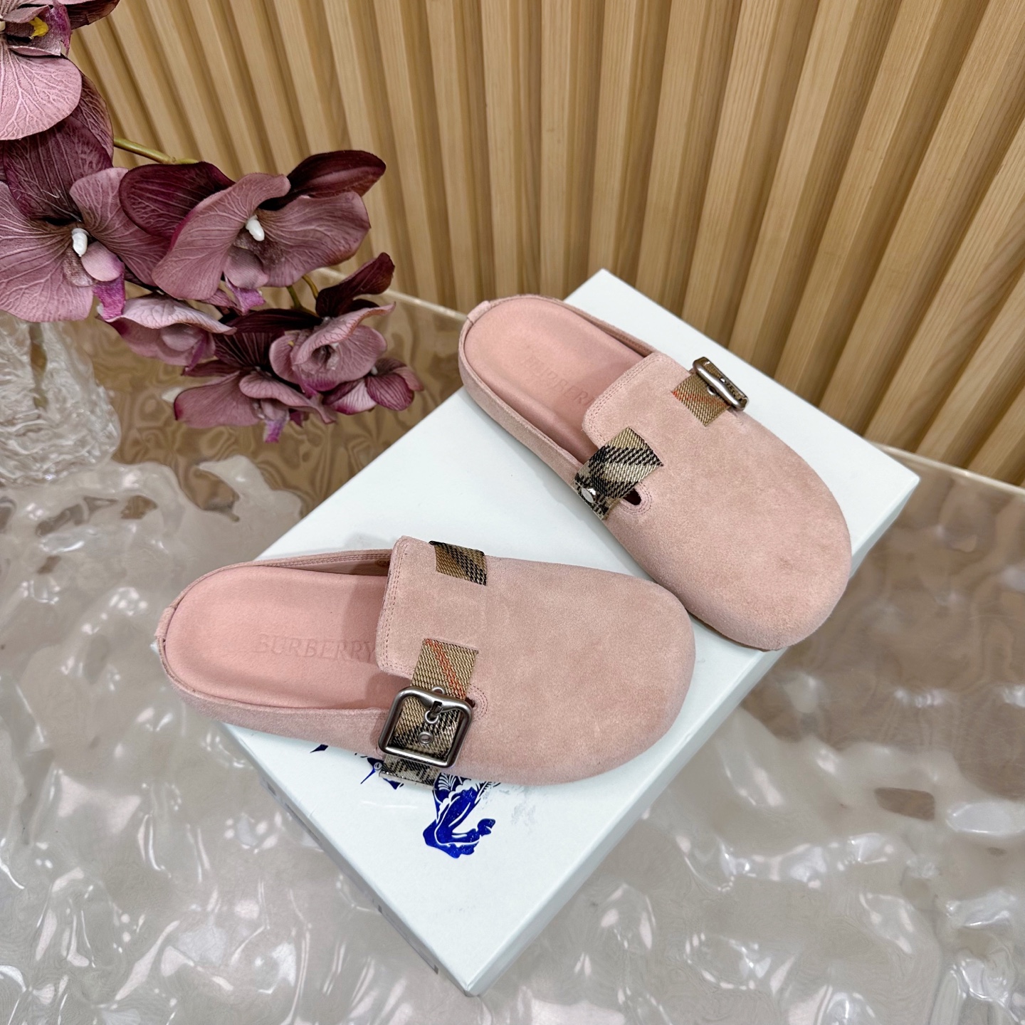 “Burberry 2025 Streetwear: Anti-Fashion Italian Slippers with Pressurized Soles and Brand Logo” - 图片 2