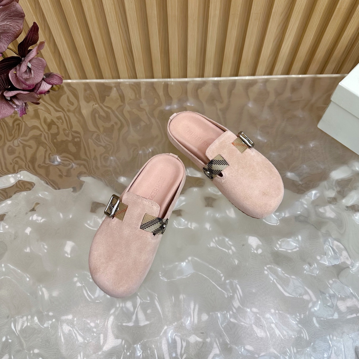 “Burberry 2025 Streetwear: Anti-Fashion Italian Slippers with Pressurized Soles and Brand Logo” - 图片 6