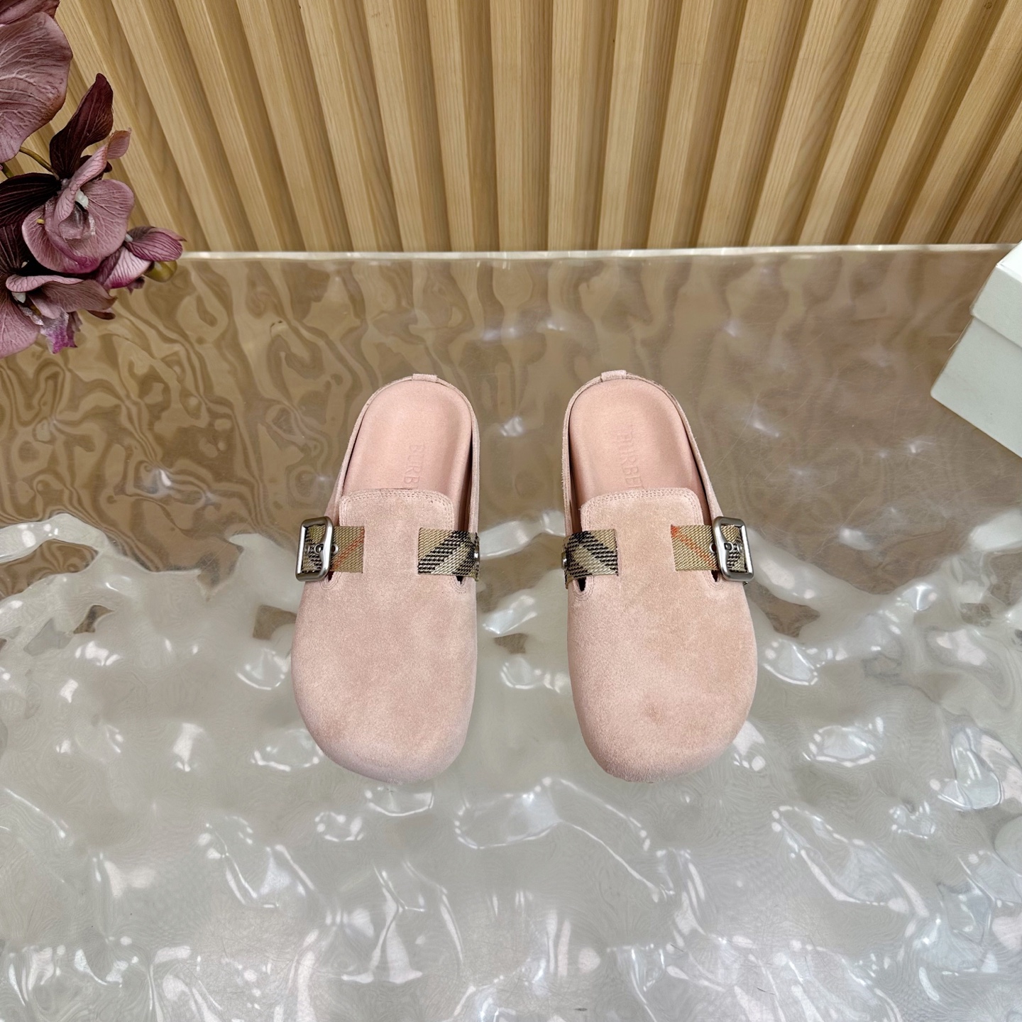 “Burberry 2025 Streetwear: Anti-Fashion Italian Slippers with Pressurized Soles and Brand Logo” - 图片 4