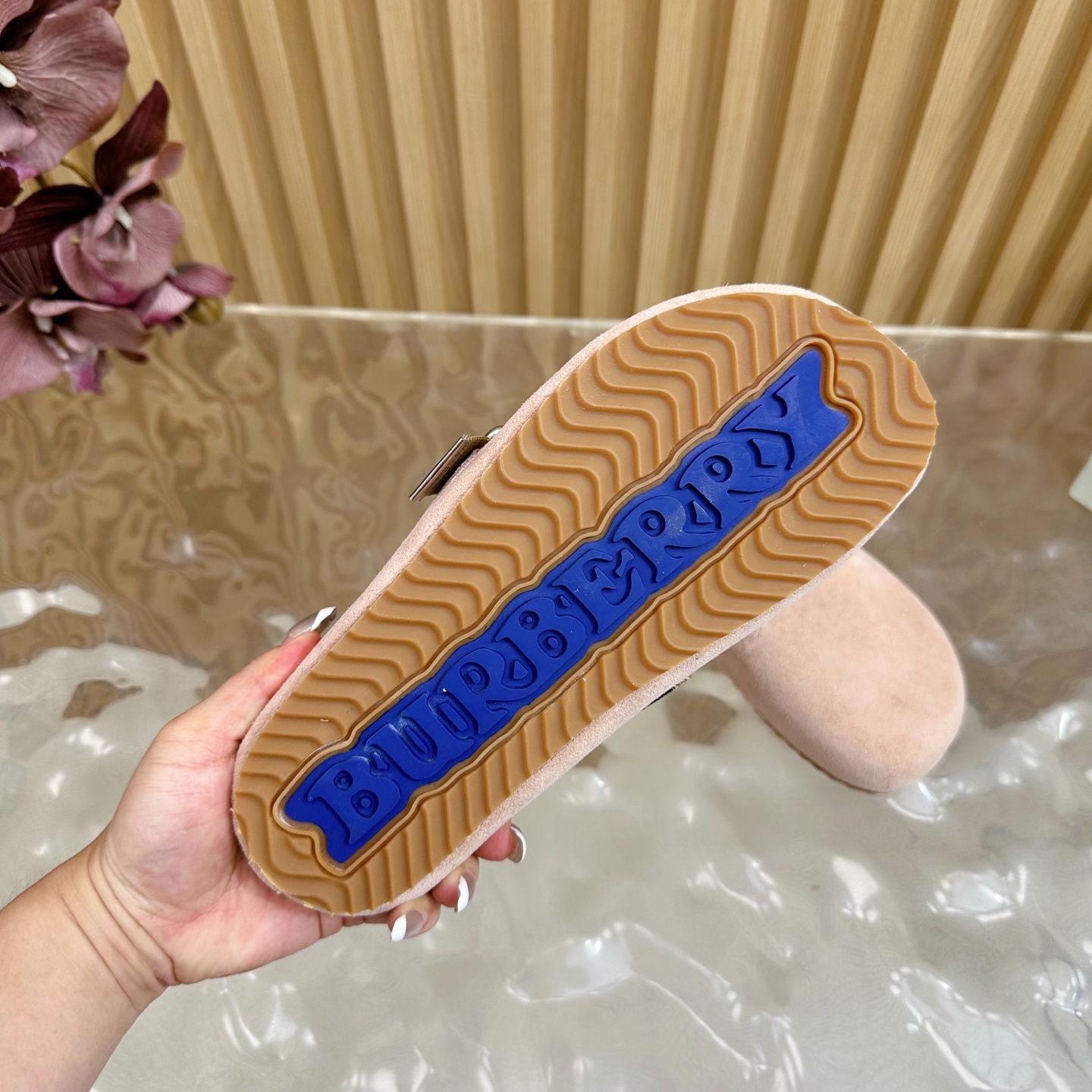 “Burberry 2025 Streetwear: Anti-Fashion Italian Slippers with Pressurized Soles and Brand Logo” - 图片 9