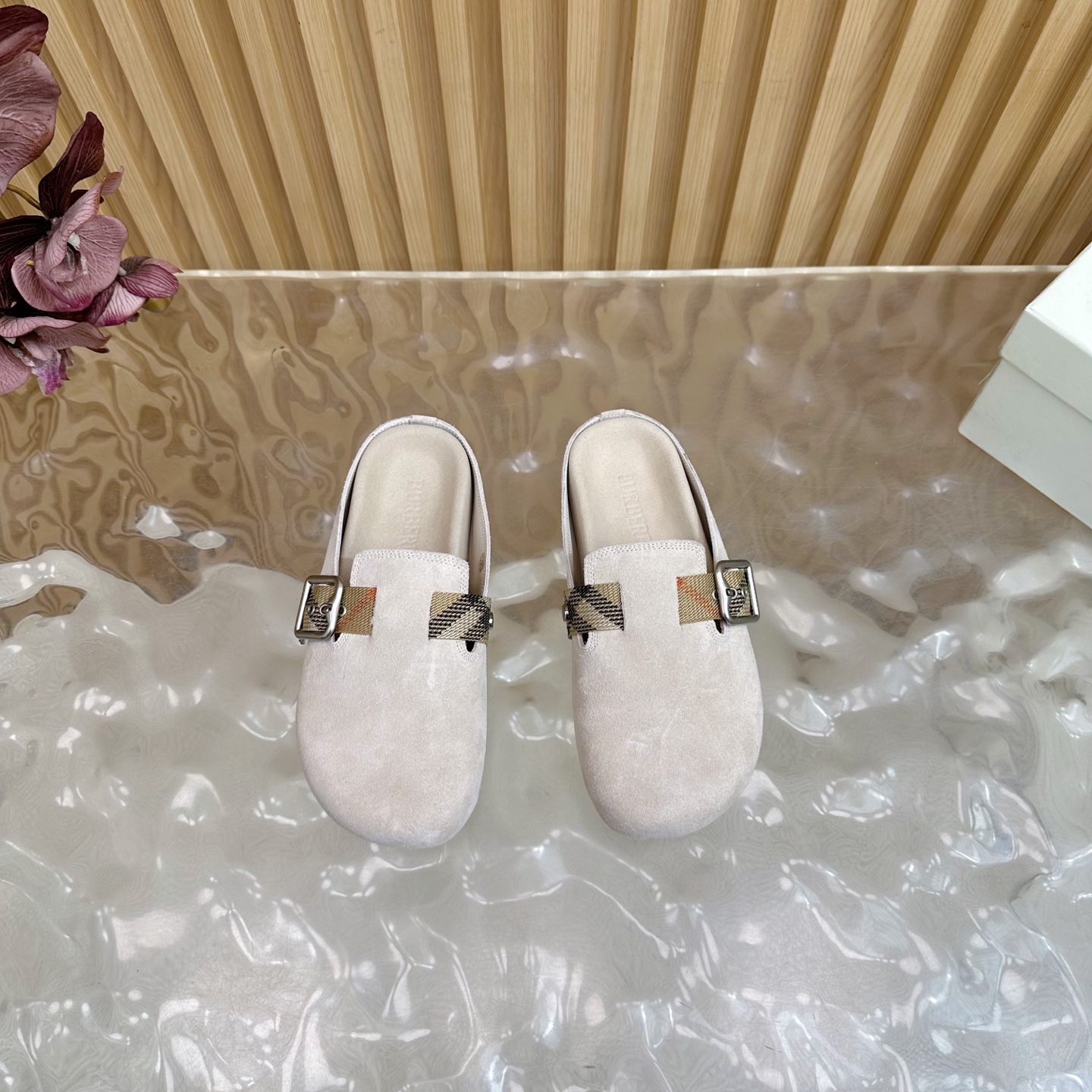 “Burberry Street.P648 Male 672 Anti-Fashion Slippers: Italian Crafted Soft Fabric with Unique Design” - 图片 4