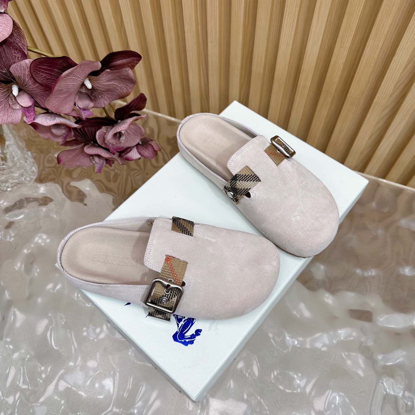 “Burberry Street.P648 Male 672 Anti-Fashion Slippers: Italian Crafted Soft Fabric with Unique Design” - 图片 2