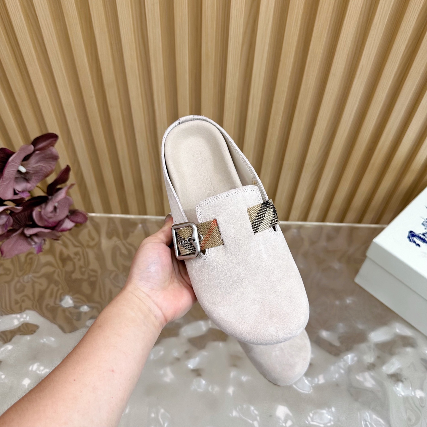 “Burberry Street.P648 Male 672 Anti-Fashion Slippers: Italian Crafted Soft Fabric with Unique Design” - 图片 9