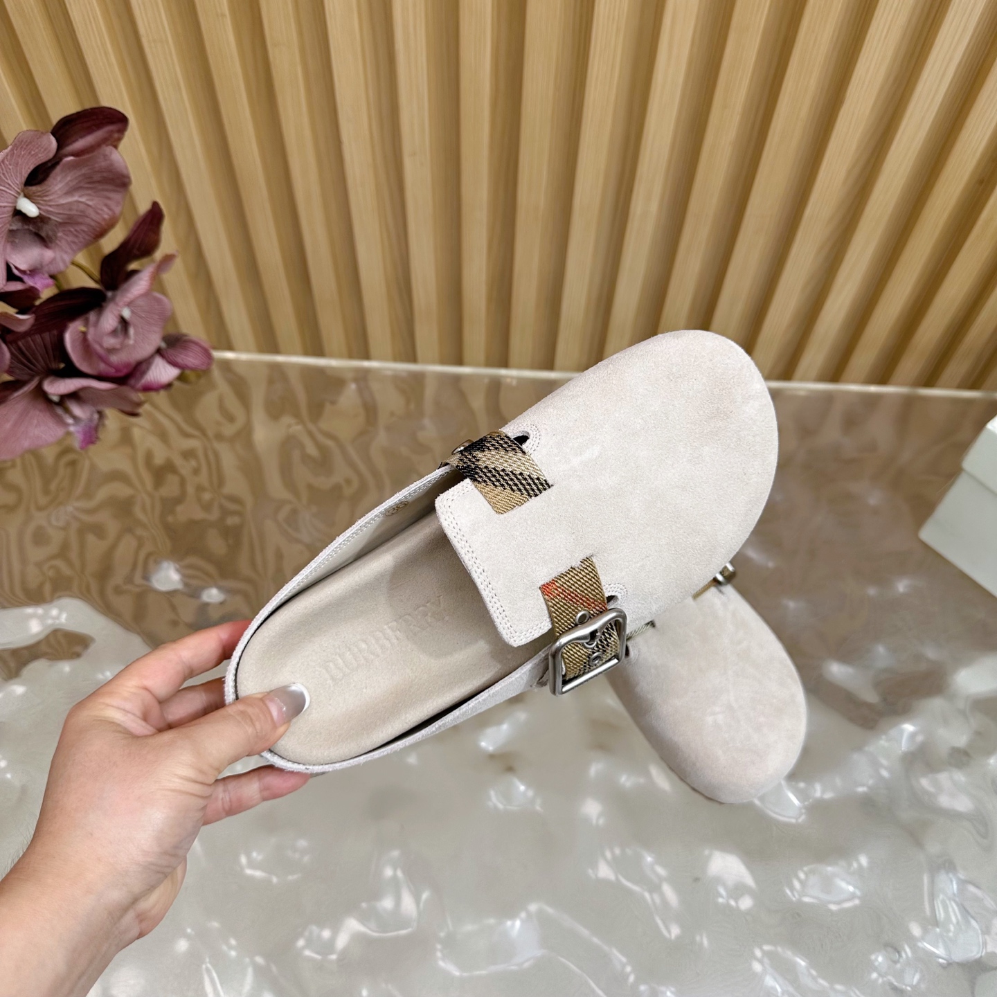 “Burberry Street.P648 Male 672 Anti-Fashion Slippers: Italian Crafted Soft Fabric with Unique Design” - 图片 6