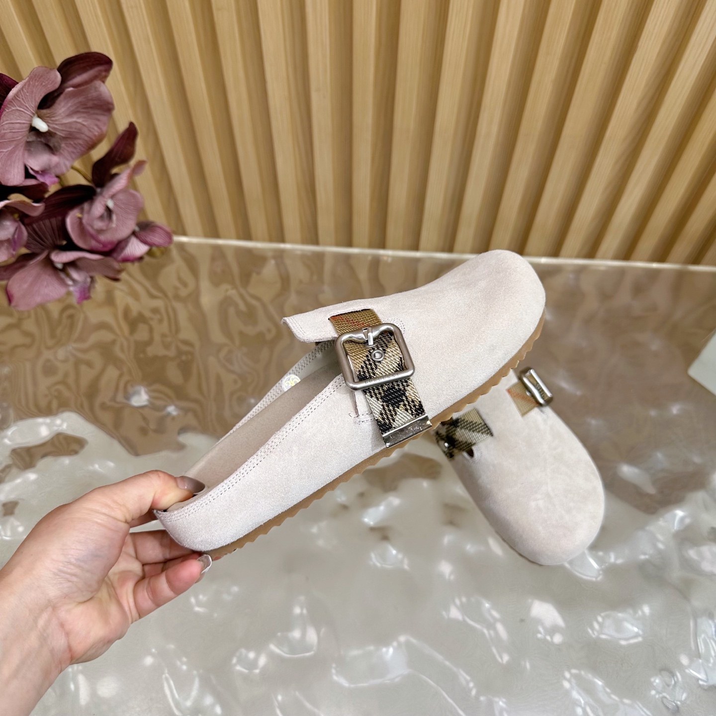 “Burberry Street.P648 Male 672 Anti-Fashion Slippers: Italian Crafted Soft Fabric with Unique Design” - 图片 7