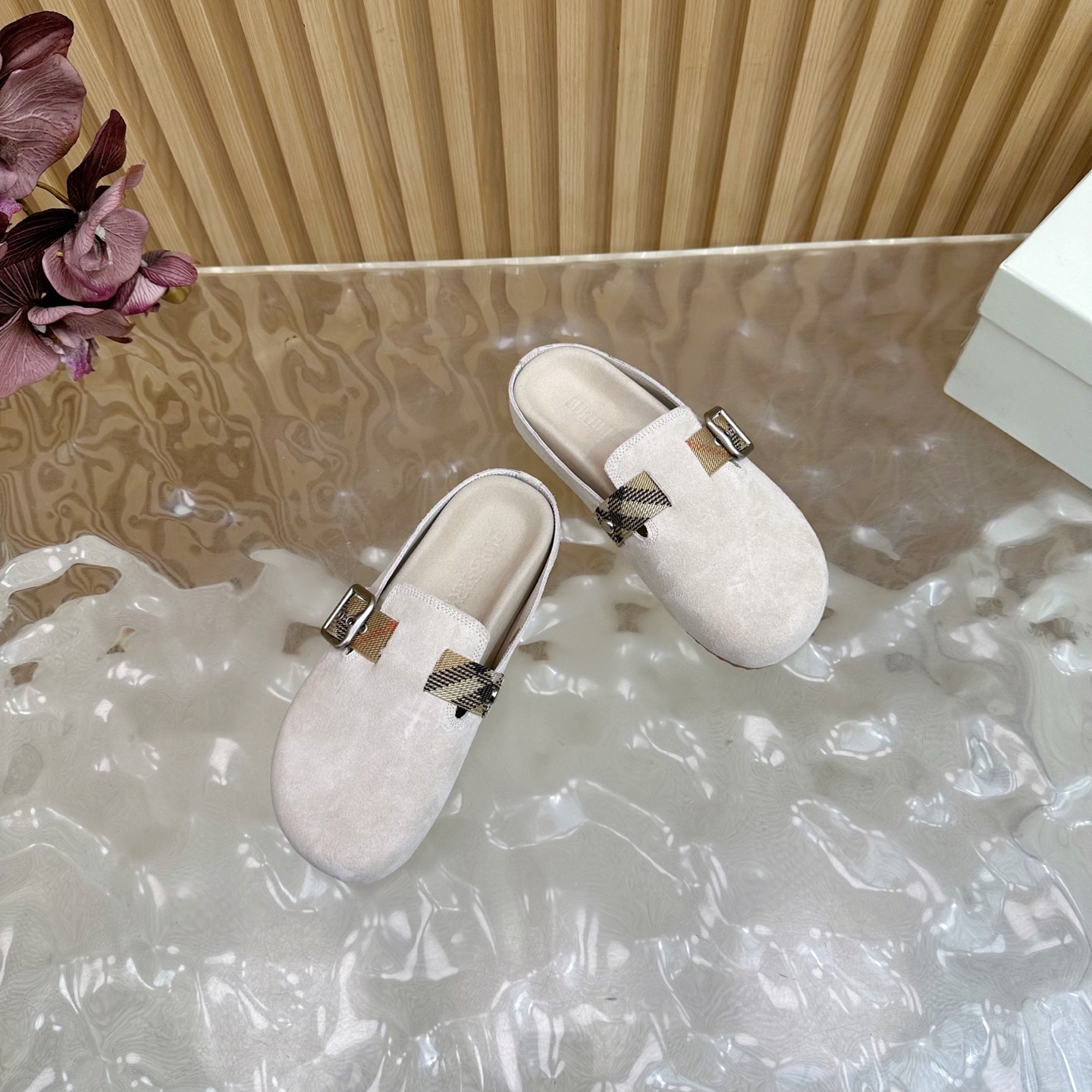 “Burberry Street.P648 Male 672 Anti-Fashion Slippers: Italian Crafted Soft Fabric with Unique Design” - 图片 5