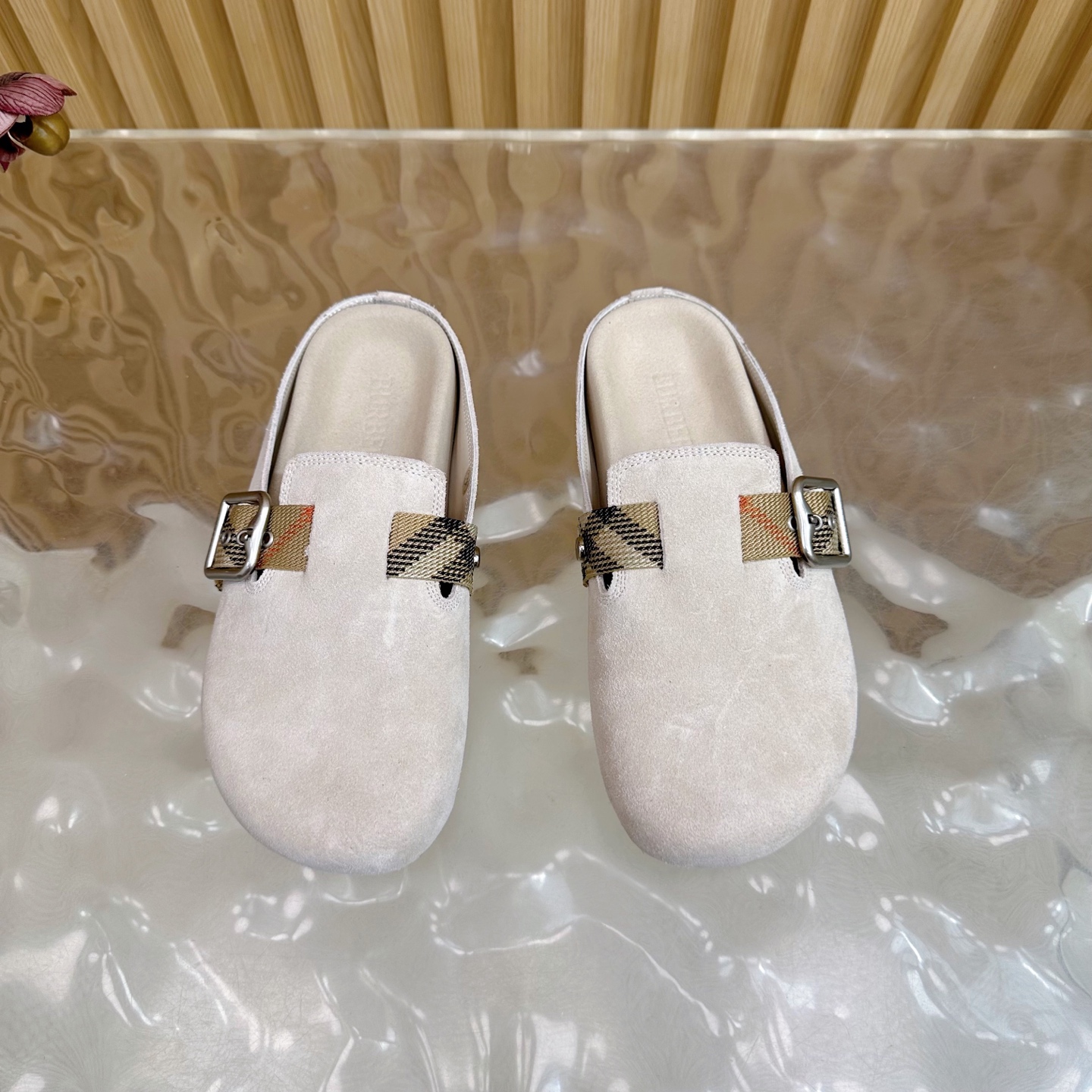 “Burberry Street.P648 Male 672 Anti-Fashion Slippers: Italian Crafted Soft Fabric with Unique Design” - 图片 8