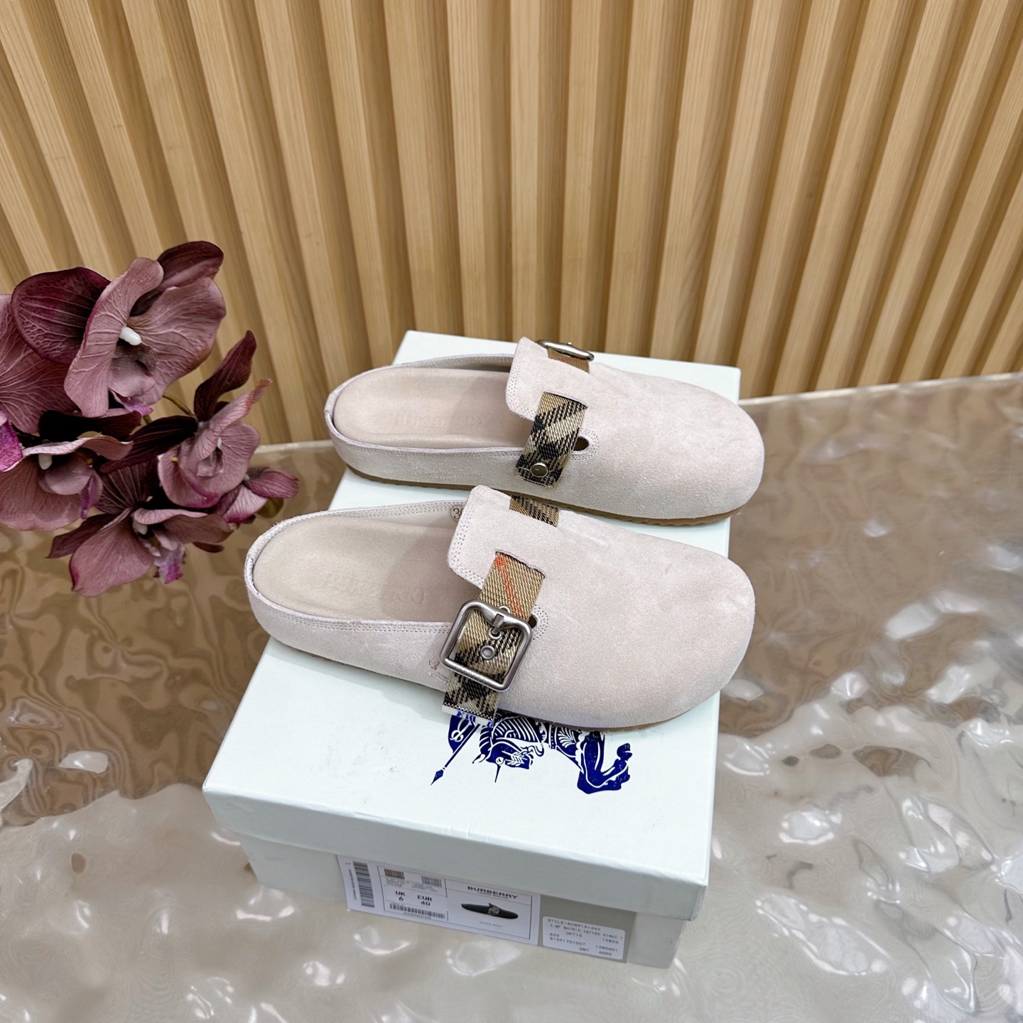 “Burberry Street.P648 Male 672 Anti-Fashion Slippers: Italian Crafted Soft Fabric with Unique Design”