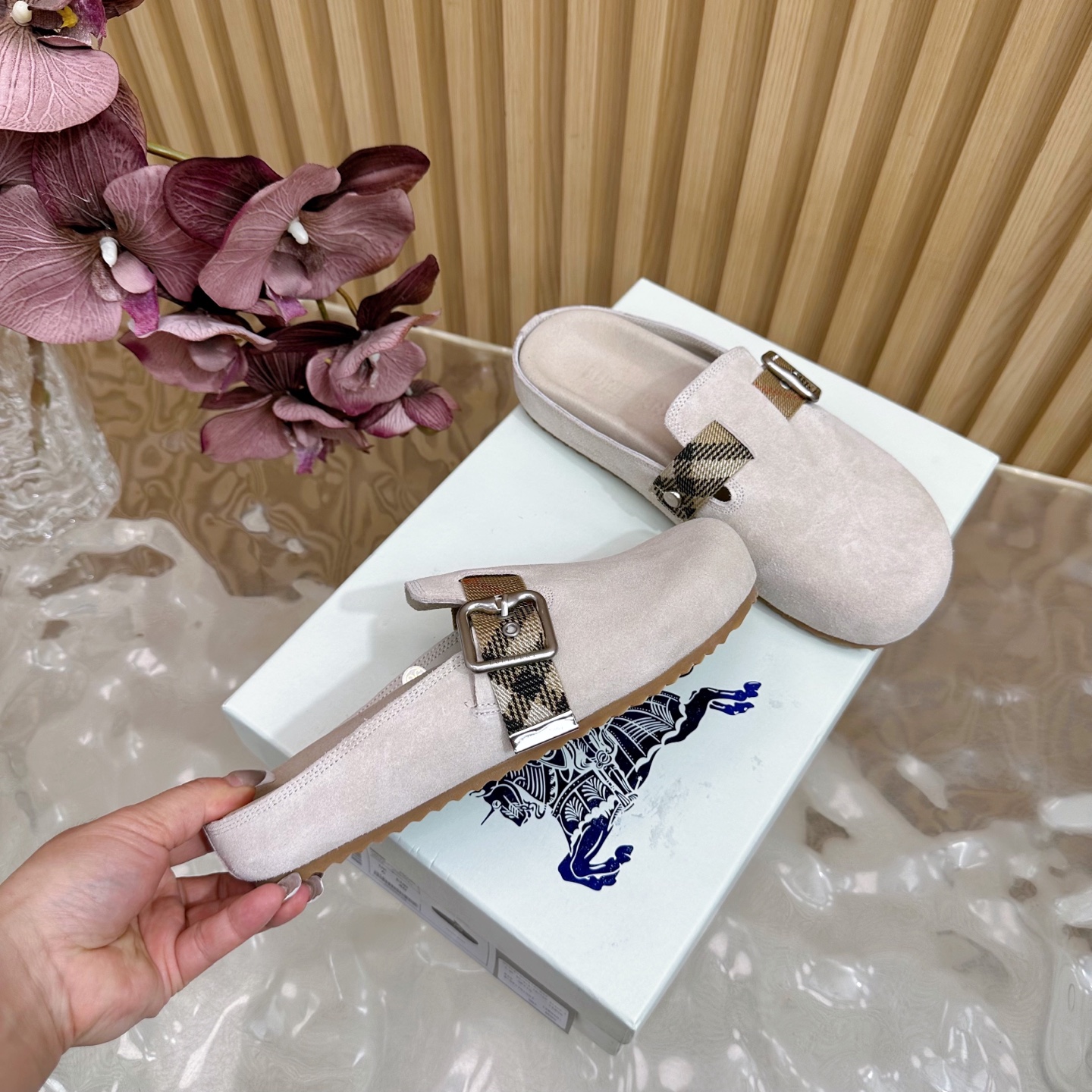 “Burberry Street.P648 Male 672 Anti-Fashion Slippers: Italian Crafted Soft Fabric with Unique Design” - 图片 3