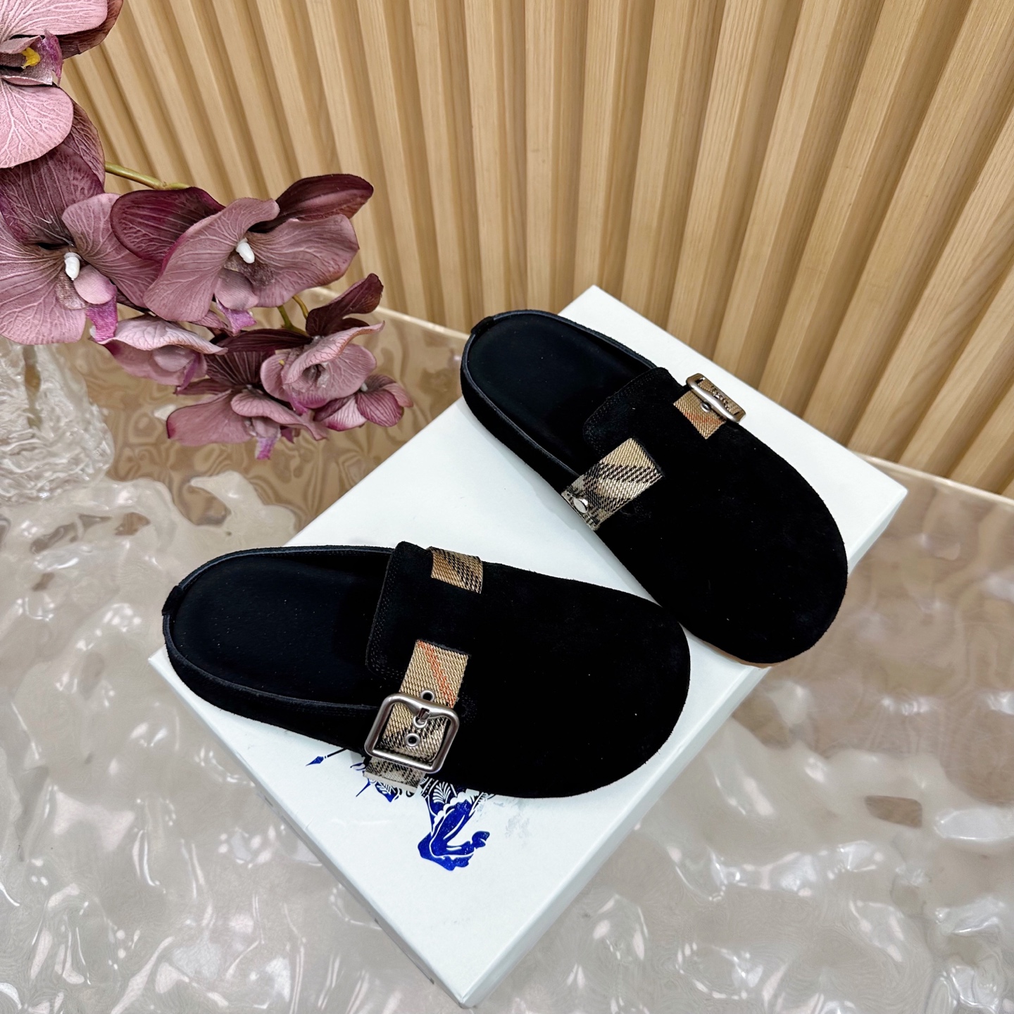 “Burberry 2025 Street.P648 Fashion Slippers: Italian Crafted Anti-Fashion Fabric with Brand Logo Design” - 图片 2