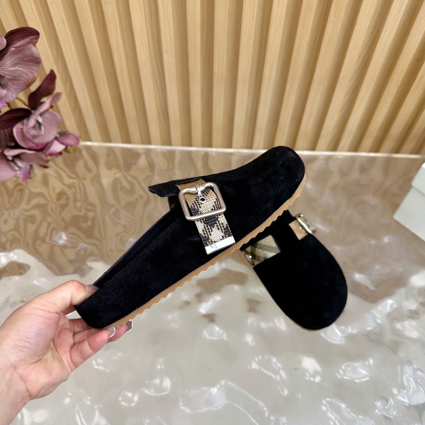 “Burberry 2025 Street.P648 Fashion Slippers: Italian Crafted Anti-Fashion Fabric with Brand Logo Design” - 图片 7