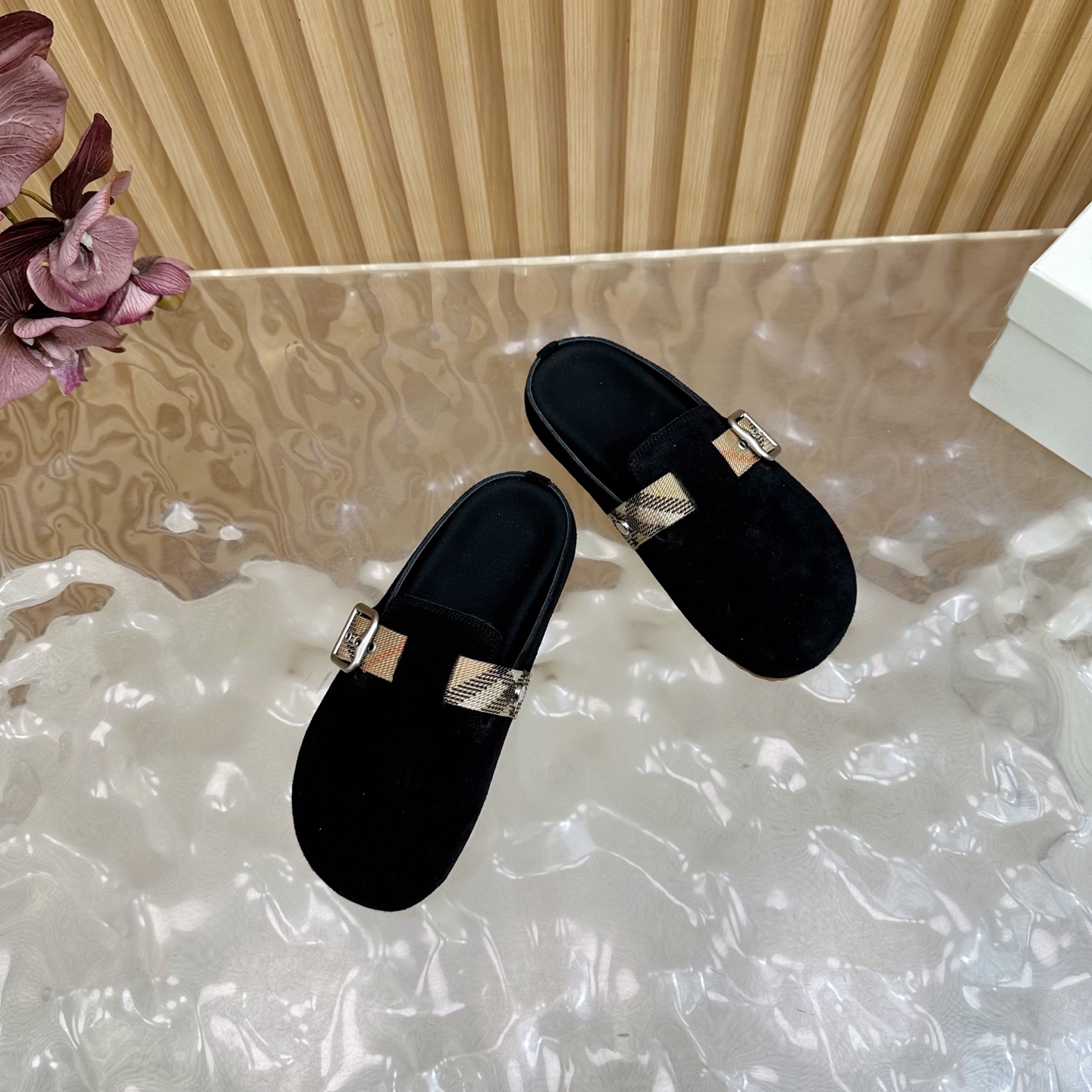 “Burberry 2025 Street.P648 Fashion Slippers: Italian Crafted Anti-Fashion Fabric with Brand Logo Design” - 图片 5