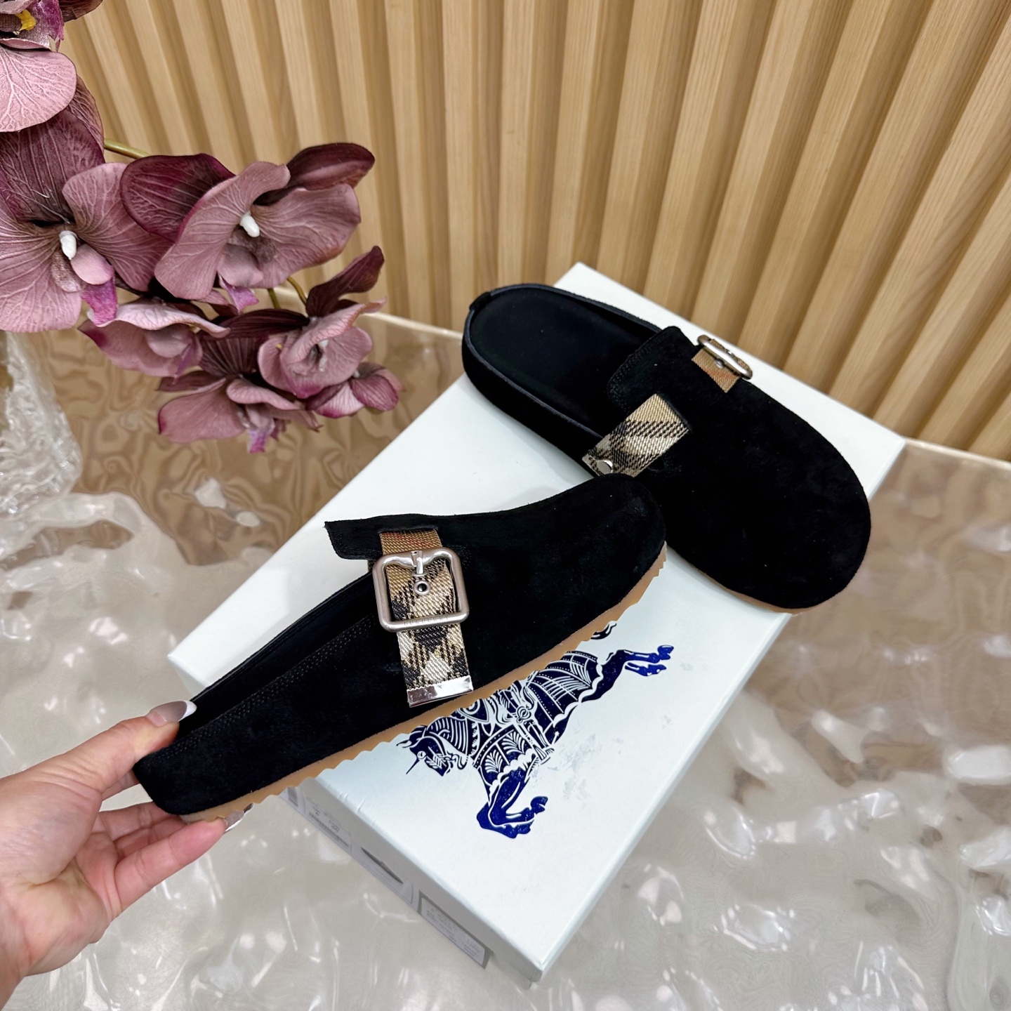 “Burberry 2025 Street.P648 Fashion Slippers: Italian Crafted Anti-Fashion Fabric with Brand Logo Design” - 图片 3