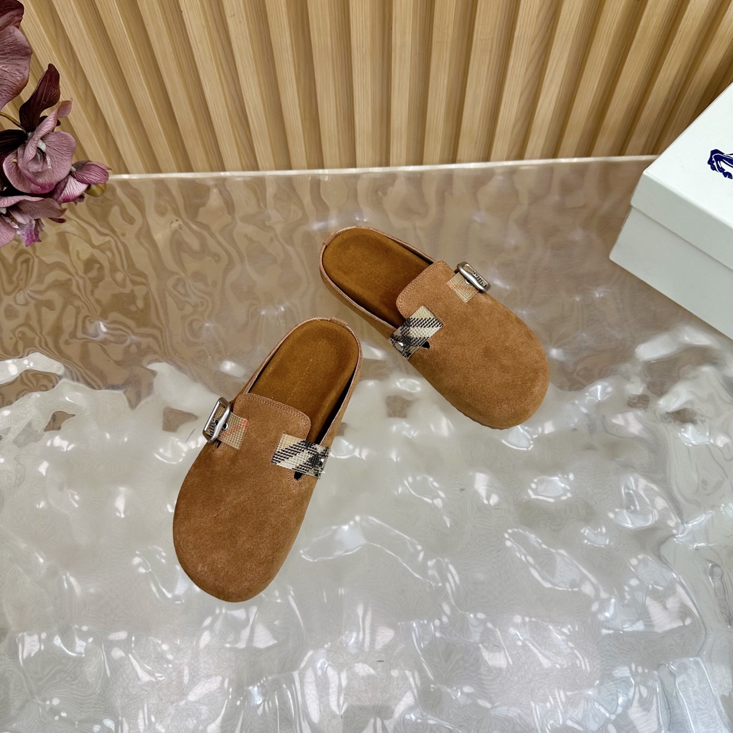 “Burberry Anti-Fashion Slippers 2025: Italian Crafted with Grafted Patterns and Pressurized Soles” - 图片 6