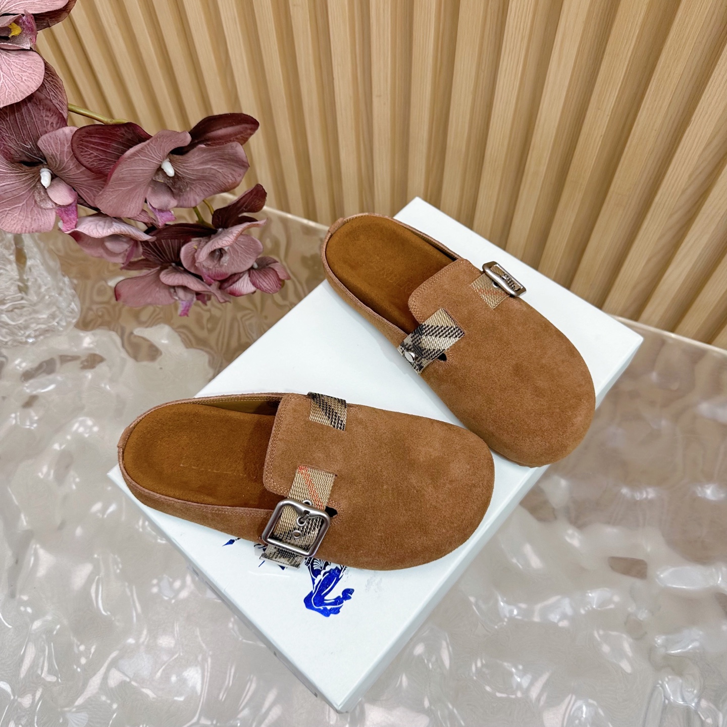“Burberry Anti-Fashion Slippers 2025: Italian Crafted with Grafted Patterns and Pressurized Soles” - 图片 2