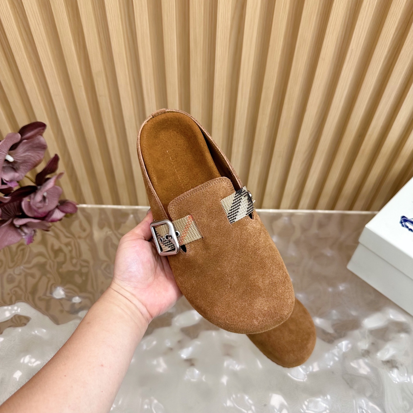 “Burberry Anti-Fashion Slippers 2025: Italian Crafted with Grafted Patterns and Pressurized Soles” - 图片 8