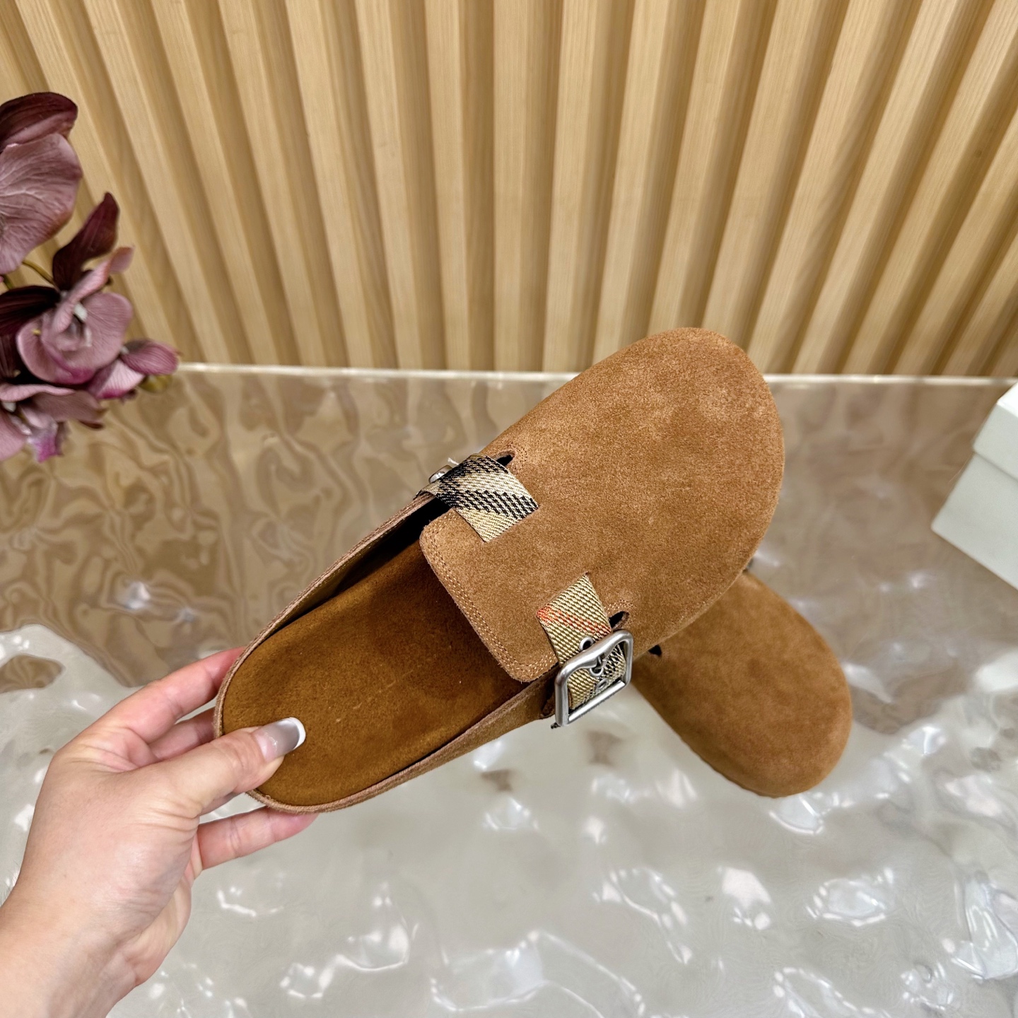 “Burberry Anti-Fashion Slippers 2025: Italian Crafted with Grafted Patterns and Pressurized Soles” - 图片 9