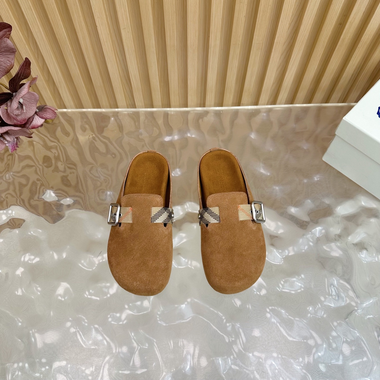 “Burberry Anti-Fashion Slippers 2025: Italian Crafted with Grafted Patterns and Pressurized Soles” - 图片 4