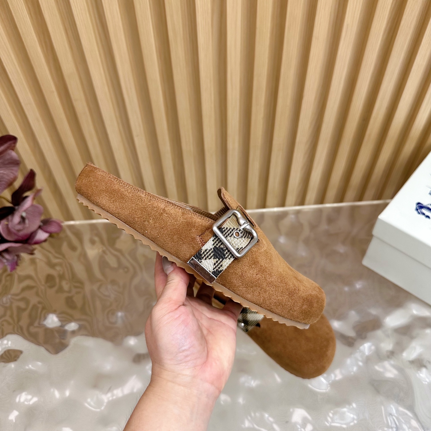 “Burberry Anti-Fashion Slippers 2025: Italian Crafted with Grafted Patterns and Pressurized Soles” - 图片 7