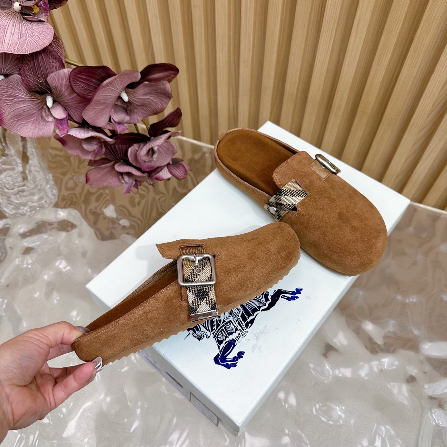 “Burberry Anti-Fashion Slippers 2025: Italian Crafted with Grafted Patterns and Pressurized Soles” - 图片 3