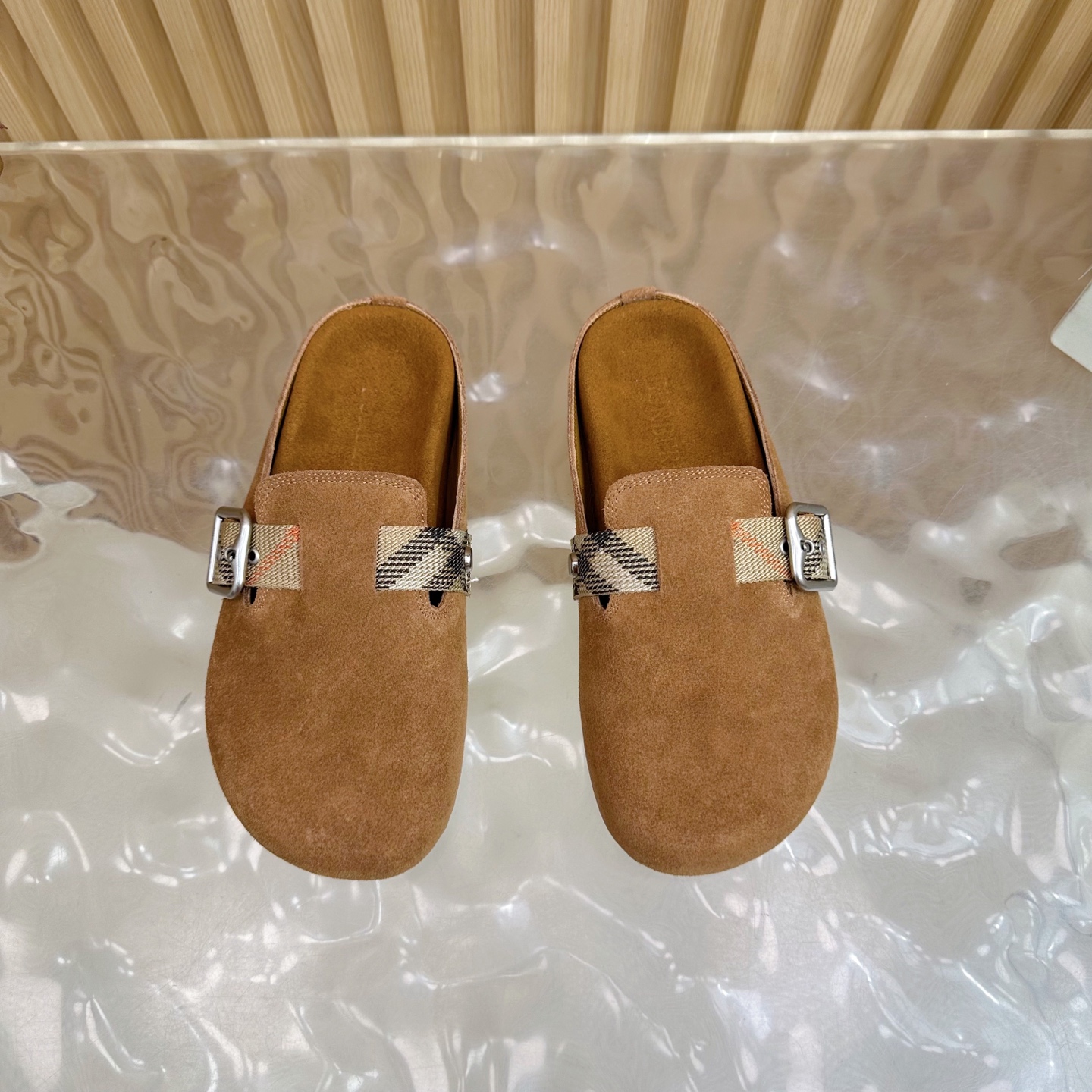 “Burberry Anti-Fashion Slippers 2025: Italian Crafted with Grafted Patterns and Pressurized Soles” - 图片 5