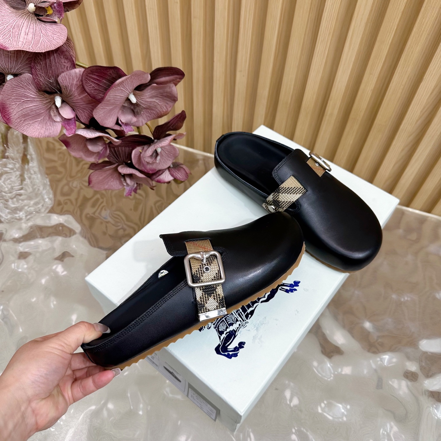 “2025 Burberry Wind Blast Street.P648 Male 672 Slippers Review: Soft Italian Anti-Fashion Design” - 图片 3