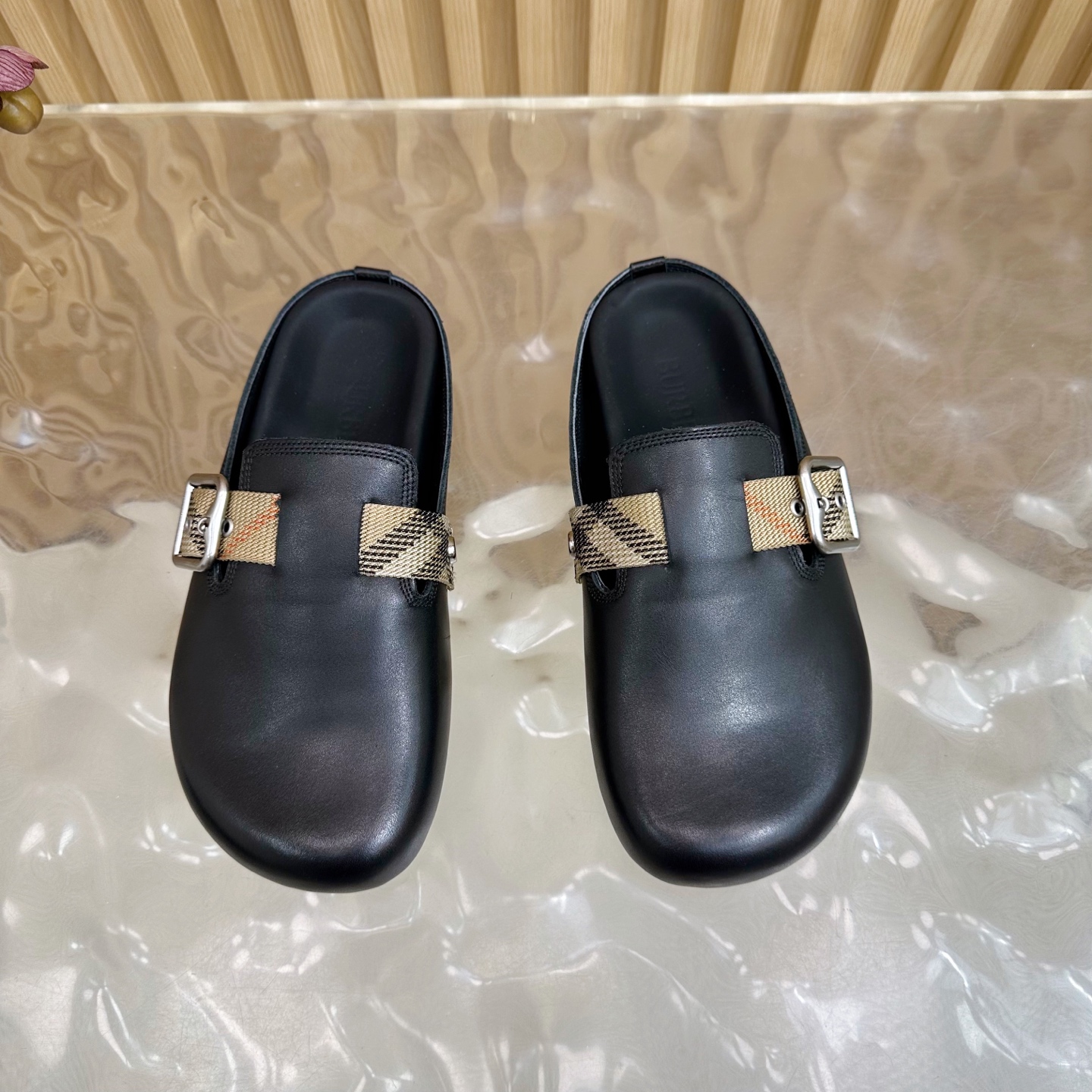 “2025 Burberry Wind Blast Street.P648 Male 672 Slippers Review: Soft Italian Anti-Fashion Design” - 图片 5