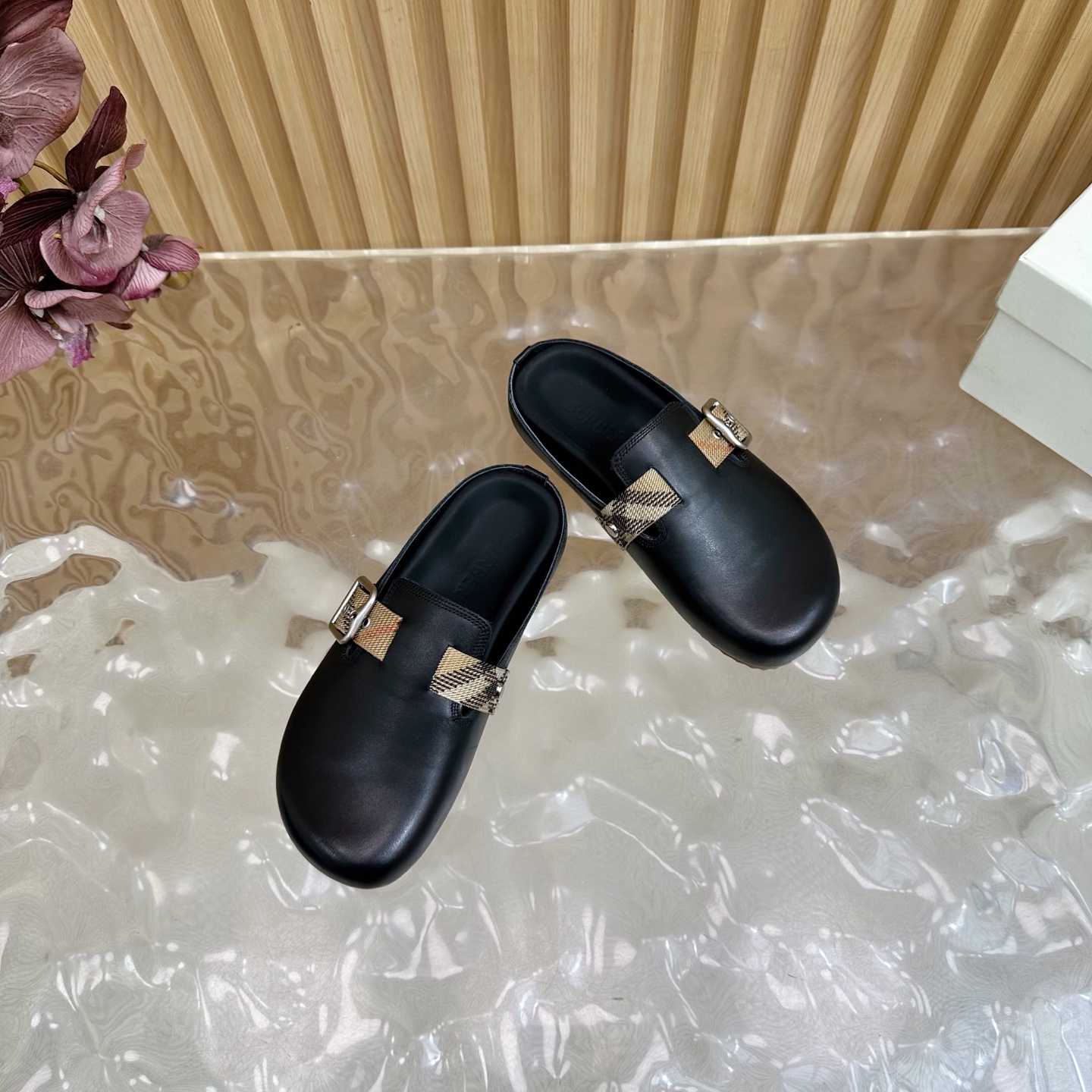 “2025 Burberry Wind Blast Street.P648 Male 672 Slippers Review: Soft Italian Anti-Fashion Design” - 图片 6