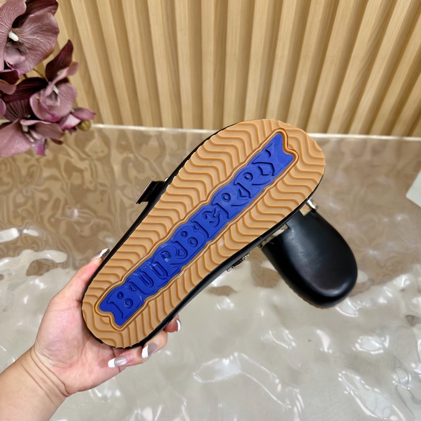 “2025 Burberry Wind Blast Street.P648 Male 672 Slippers Review: Soft Italian Anti-Fashion Design” - 图片 9