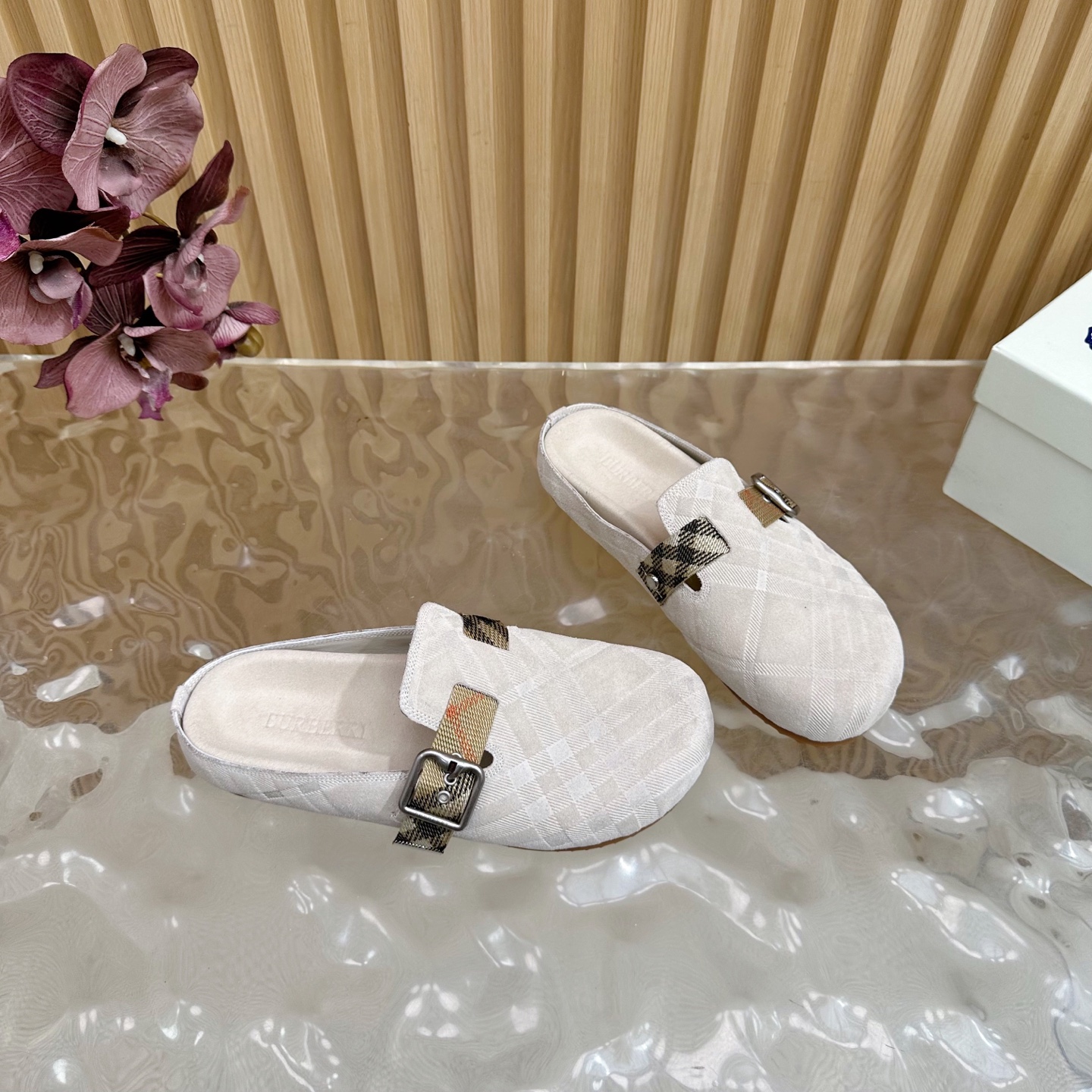 “2025 Burberry Wind Blast: Anti-Fashion Slippers with Italian Craftsmanship and Logo Design” - 图片 6