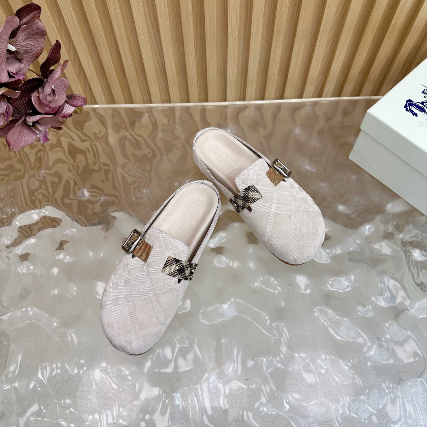 “2025 Burberry Wind Blast: Anti-Fashion Slippers with Italian Craftsmanship and Logo Design” - 图片 5