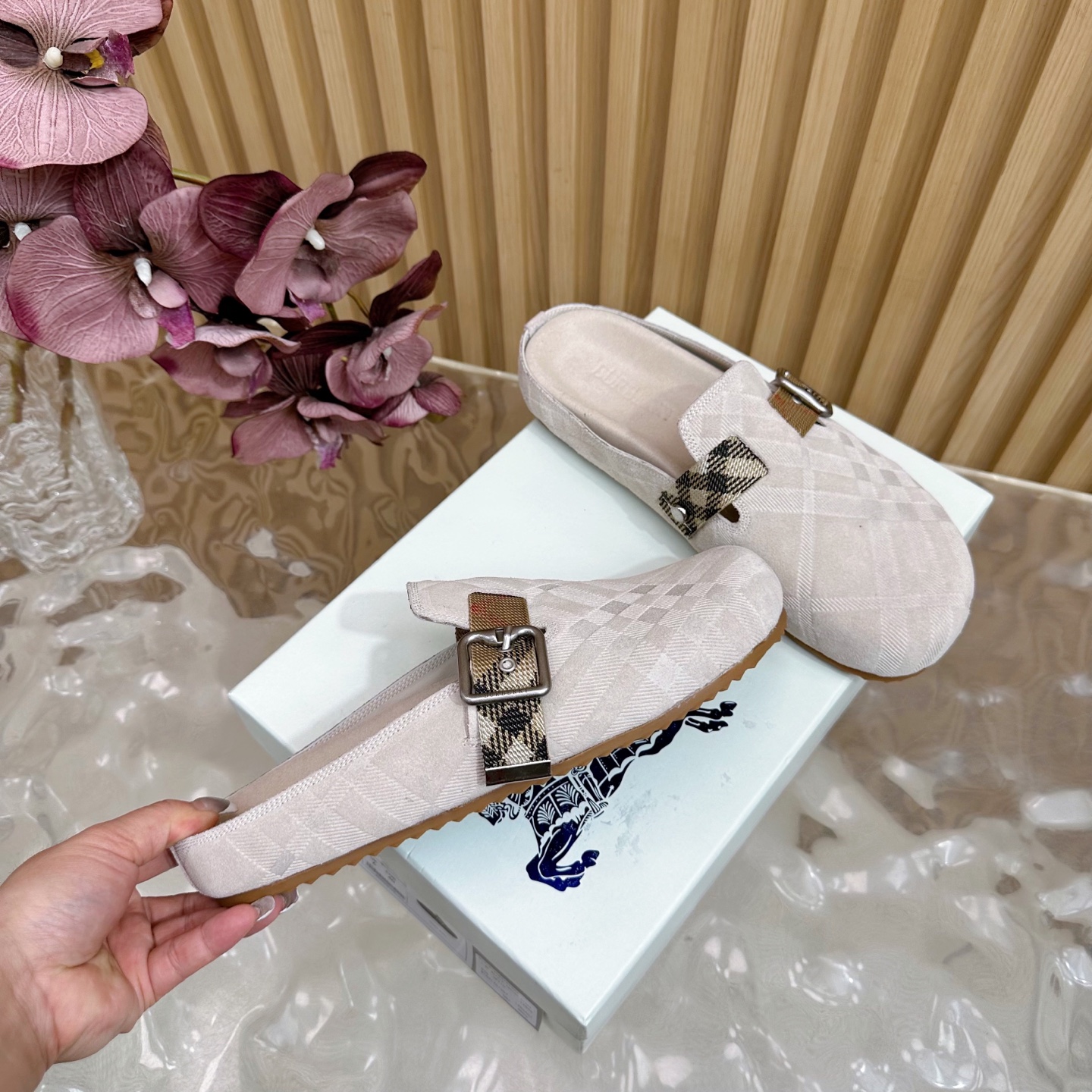 “2025 Burberry Wind Blast: Anti-Fashion Slippers with Italian Craftsmanship and Logo Design” - 图片 3