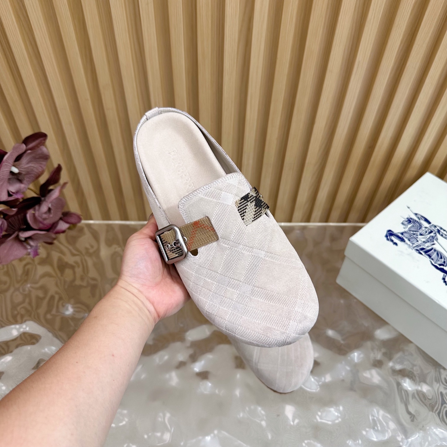 “2025 Burberry Wind Blast: Anti-Fashion Slippers with Italian Craftsmanship and Logo Design” - 图片 7