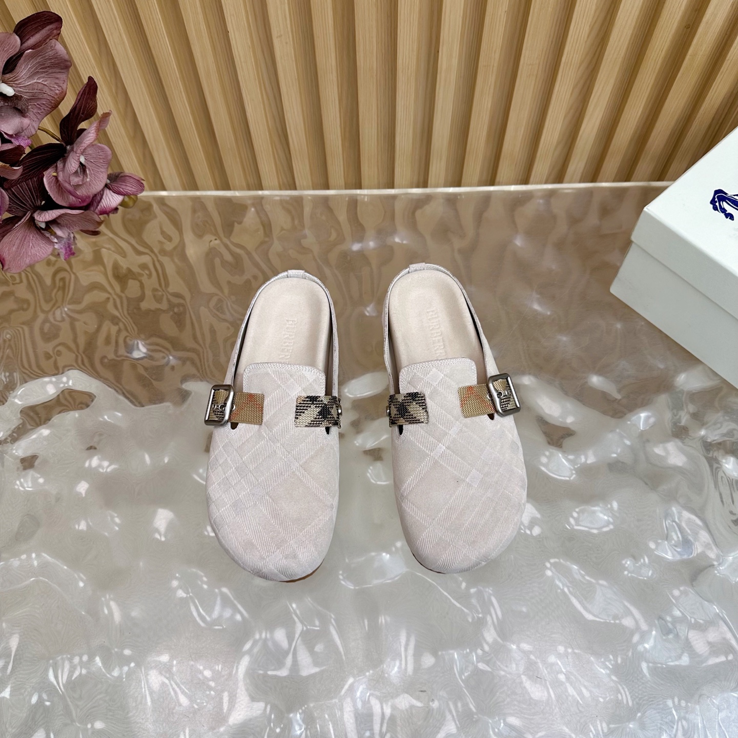 “2025 Burberry Wind Blast: Anti-Fashion Slippers with Italian Craftsmanship and Logo Design” - 图片 4