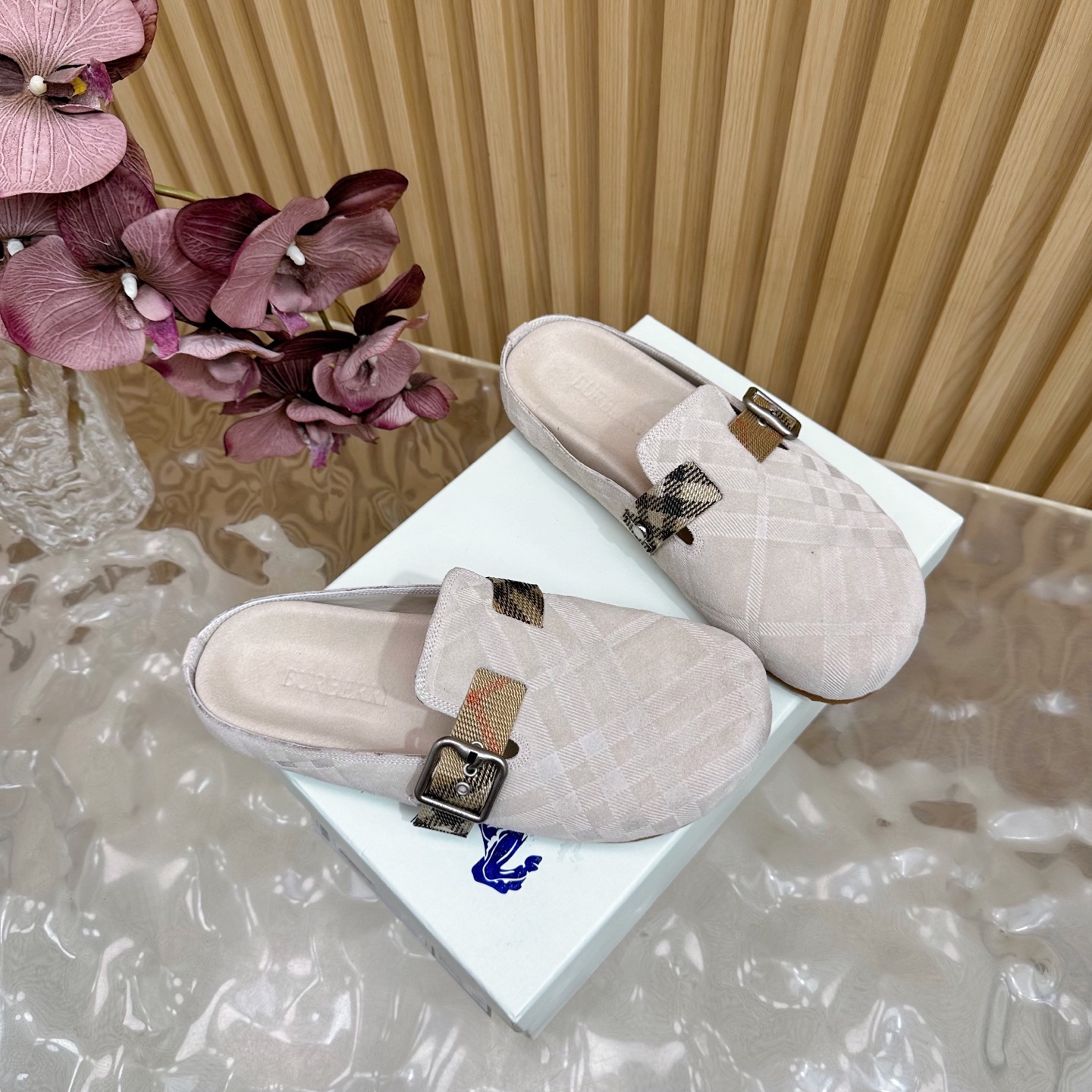 “2025 Burberry Wind Blast: Anti-Fashion Slippers with Italian Craftsmanship and Logo Design” - 图片 2