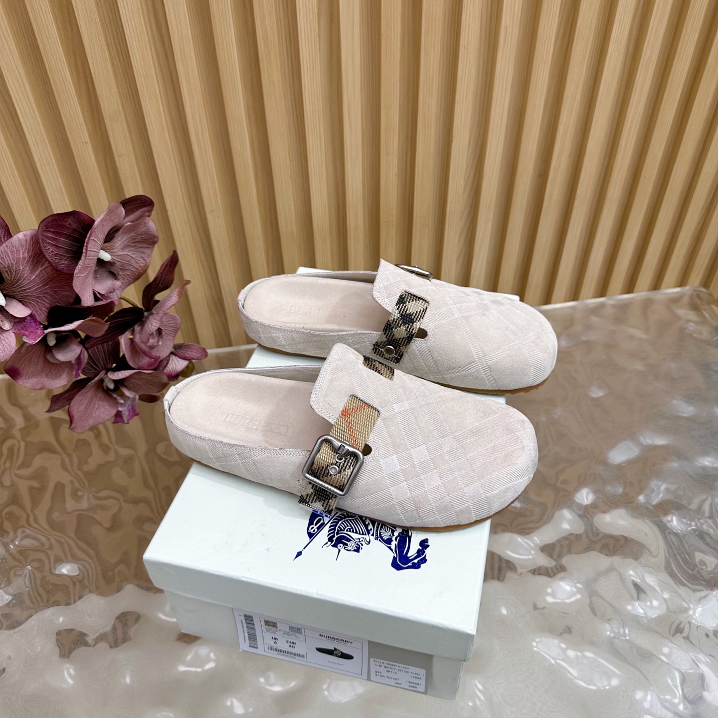 “2025 Burberry Wind Blast: Anti-Fashion Slippers with Italian Craftsmanship and Logo Design” - 图片 1